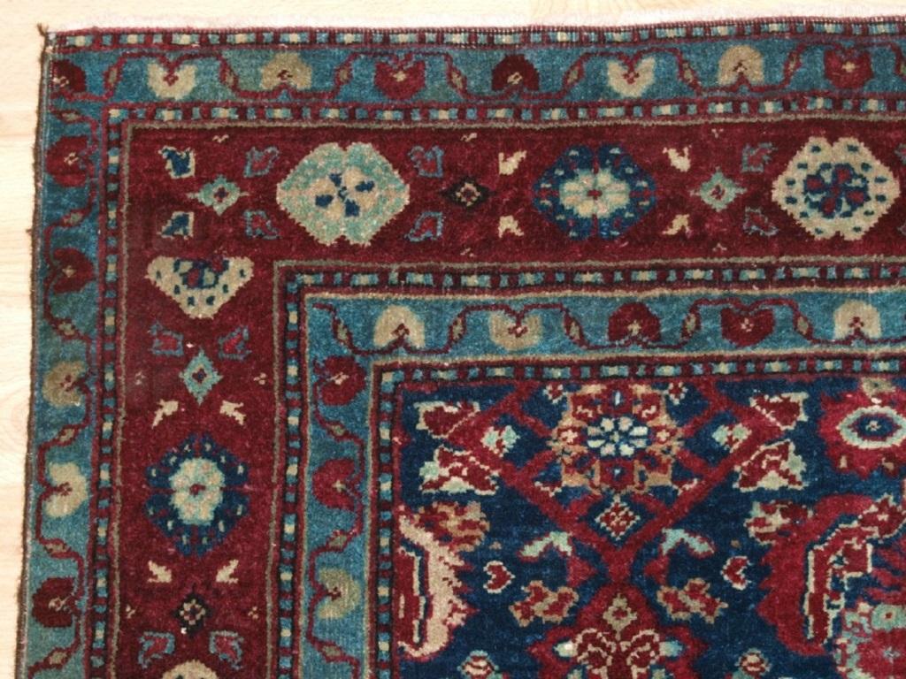 Antico tappeto indiano Agra con disegno all over e colore superbo
Circa 1890

Questo tappeto è stato probabilmente tessuto nelle prigioni di Agra, in India, durante la seconda parte del XIX secolo.

Questo tappeto è un buon esempio con un fondo