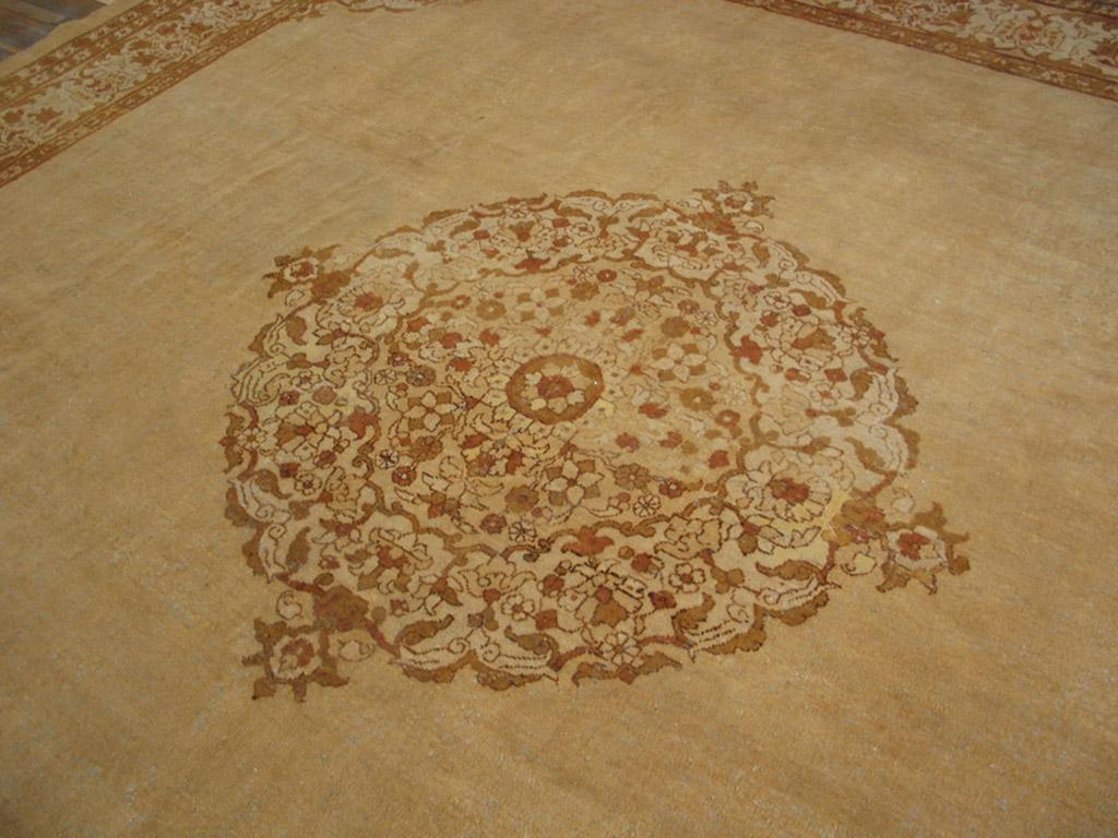 Wool Early 20th Century N. Indian Agra Carpet ( 14'8