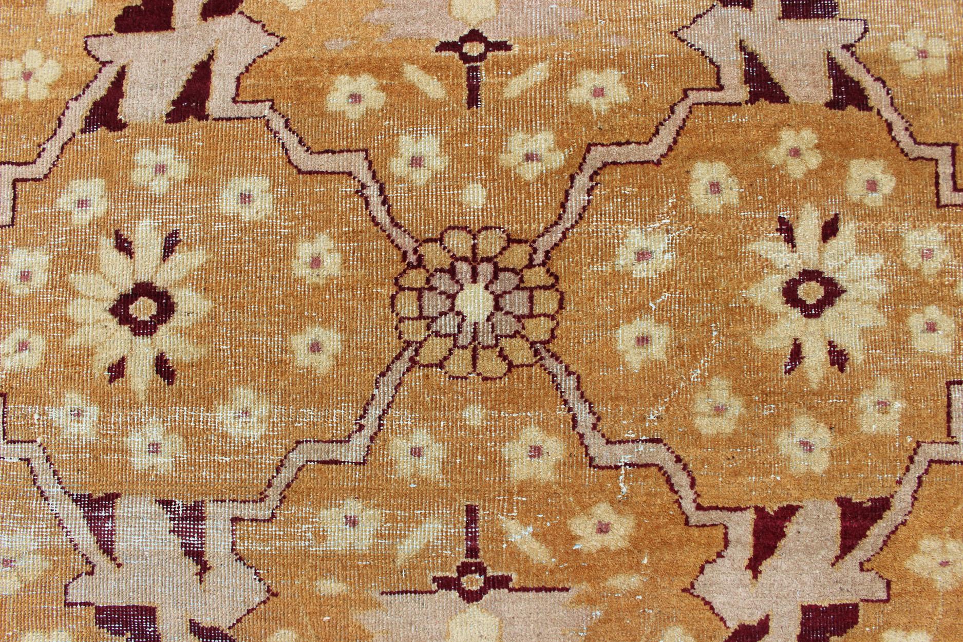 Ancien tapis indien d'Agra Champ bleu enivrant et médaillon en forme de joyau de la couronne en vente 2