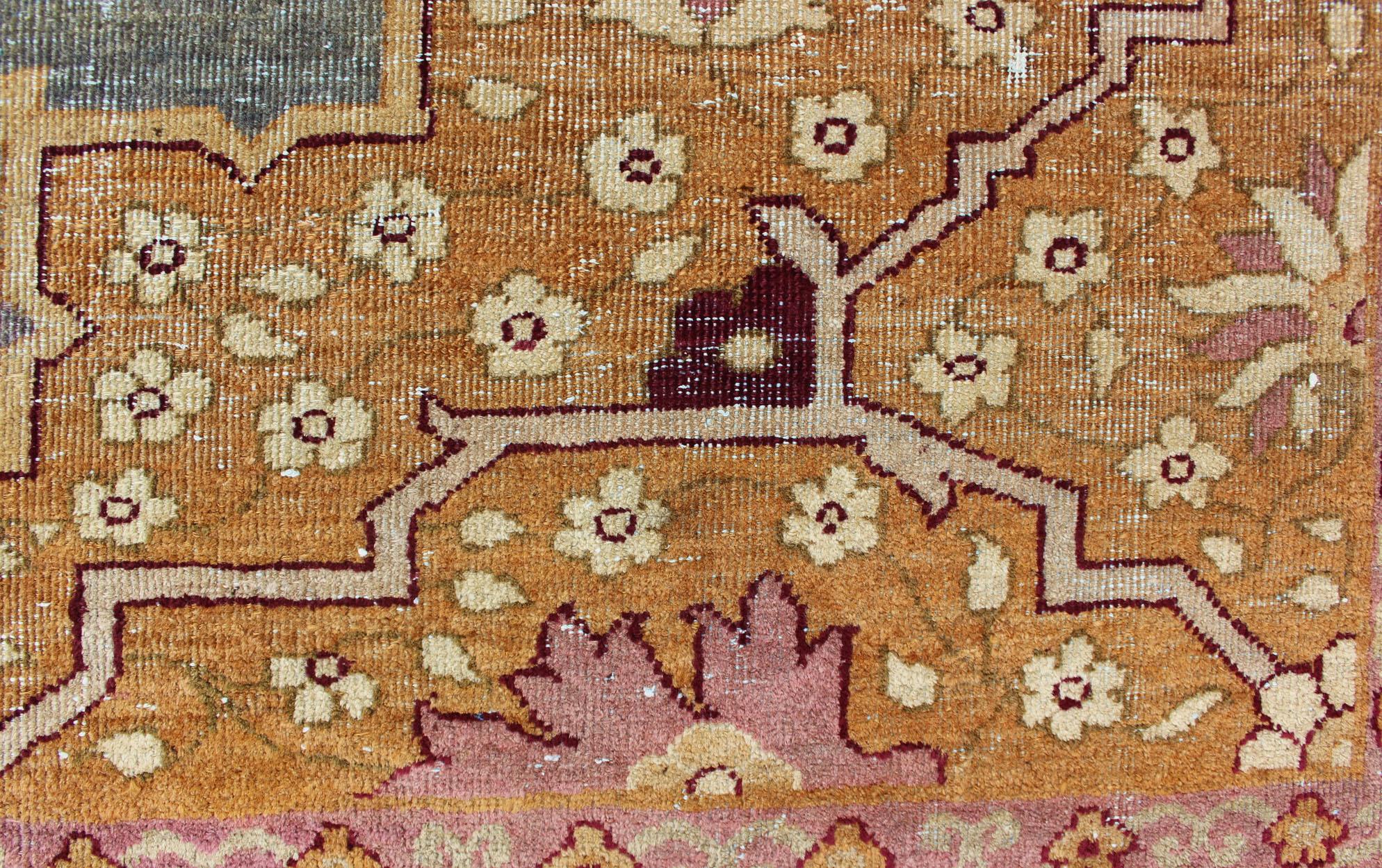 Ancien tapis indien d'Agra Champ bleu enivrant et médaillon en forme de joyau de la couronne en vente 10