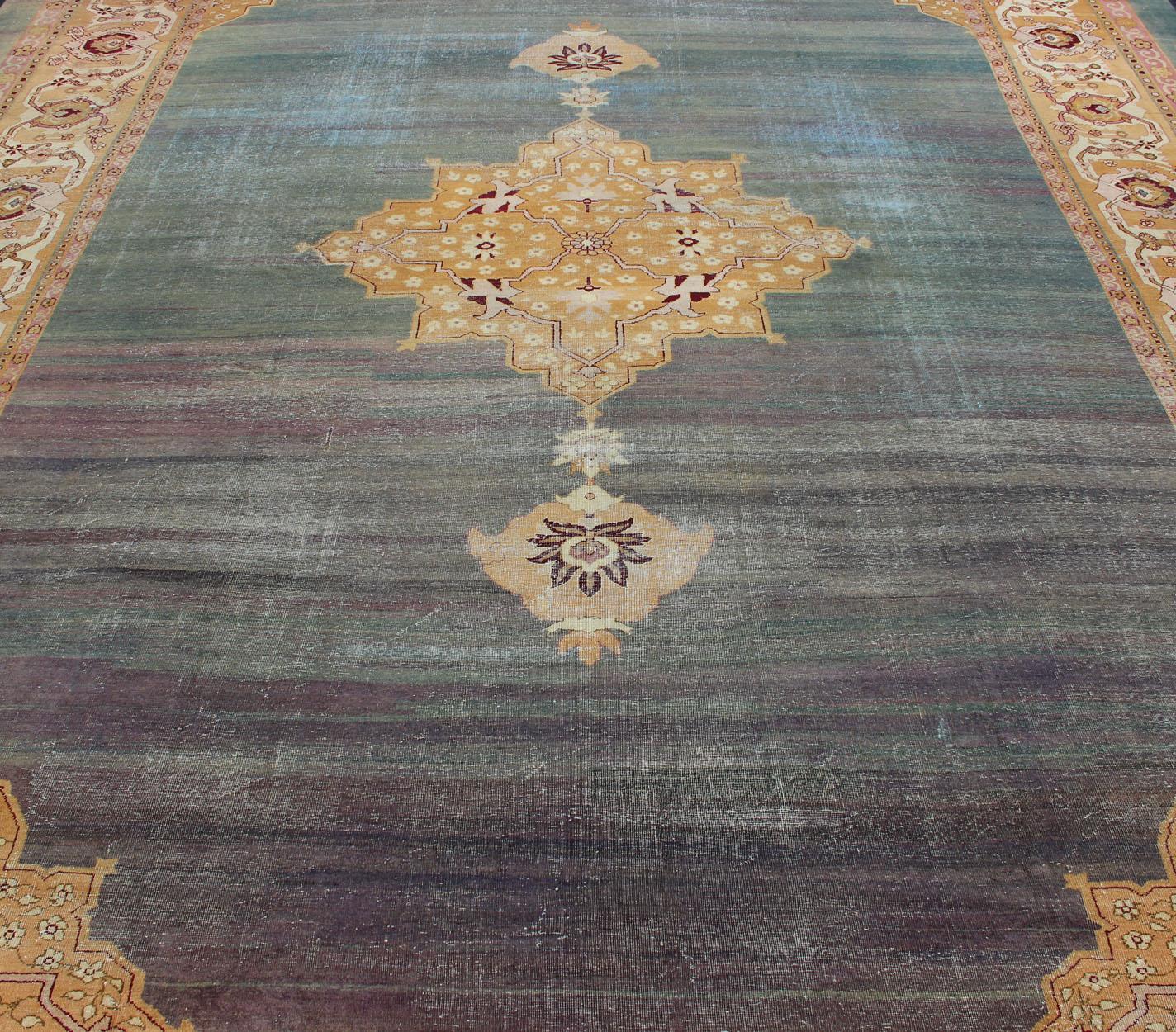 Indien Ancien tapis indien d'Agra Champ bleu enivrant et médaillon en forme de joyau de la couronne en vente