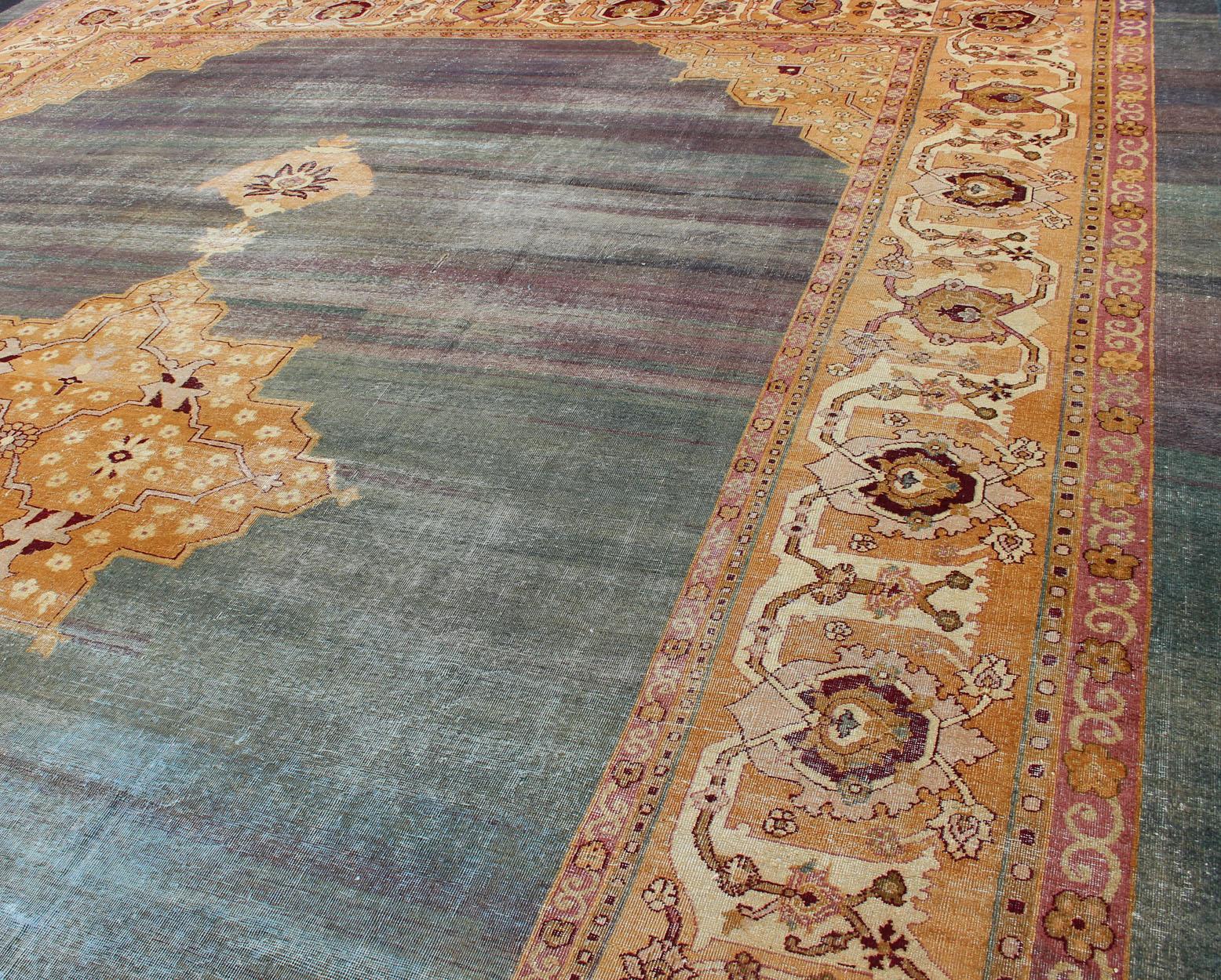 Ancien tapis indien d'Agra Champ bleu enivrant et médaillon en forme de joyau de la couronne Bon état - En vente à Atlanta, GA
