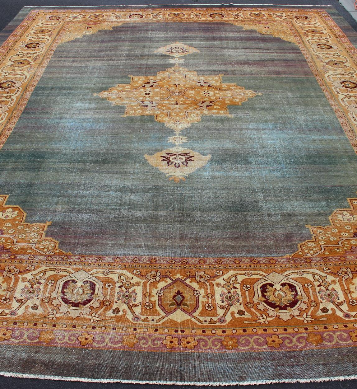 XIXe siècle Ancien tapis indien d'Agra Champ bleu enivrant et médaillon en forme de joyau de la couronne en vente