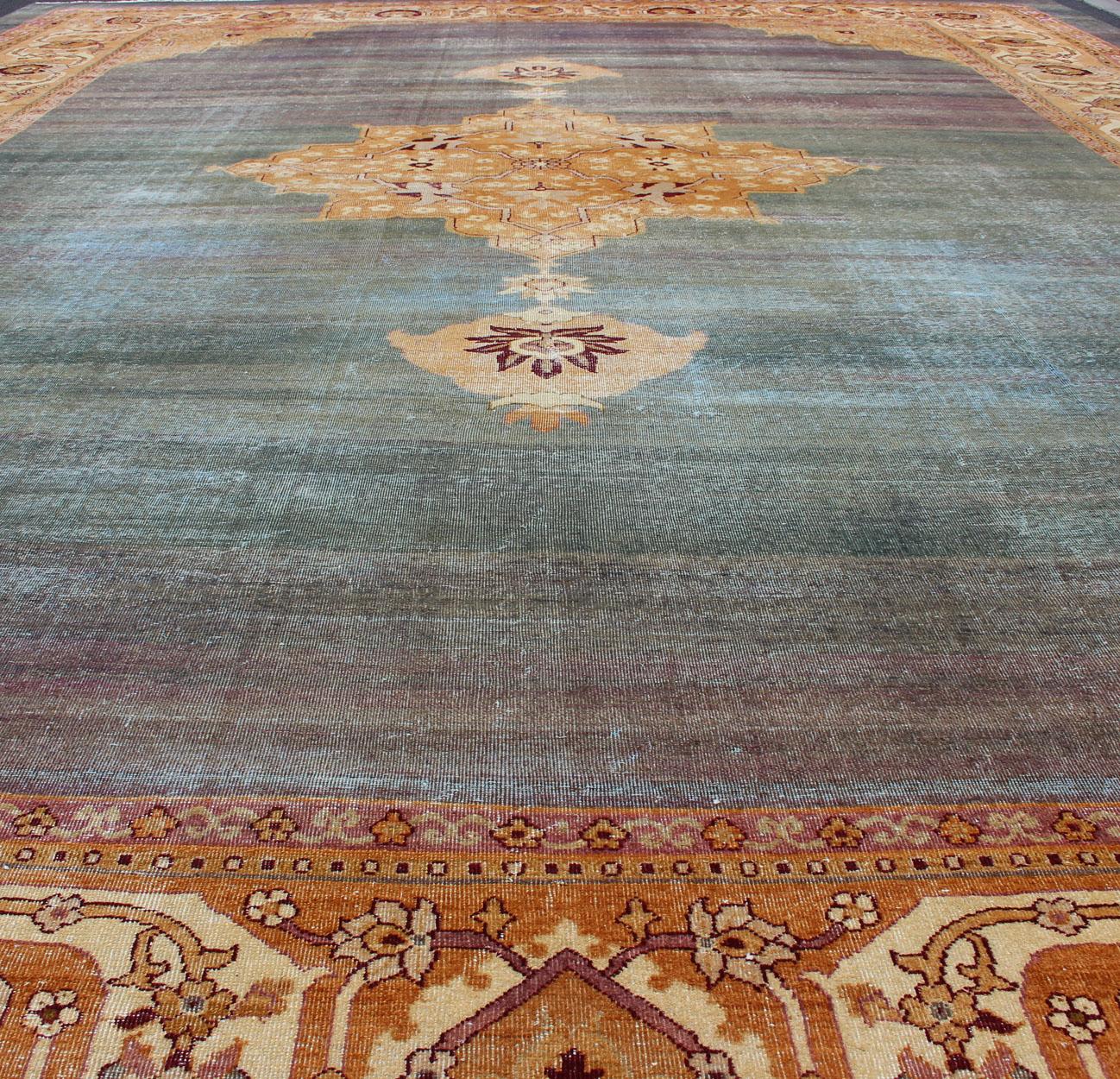 Laine Ancien tapis indien d'Agra Champ bleu enivrant et médaillon en forme de joyau de la couronne en vente