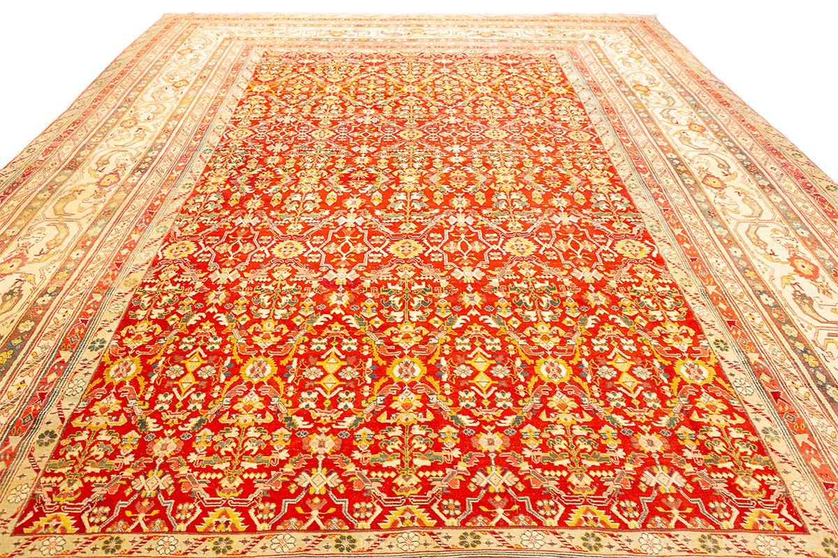 Il s'agit d'un remarquable tapis indien ancien d'Agra, présentant un captivant motif de champ rouge. Cette pièce extraordinaire porte en elle l'essence de l'artisanat et du patrimoine indiens, ce qui la rend vraiment unique et spéciale.
Ce tapis