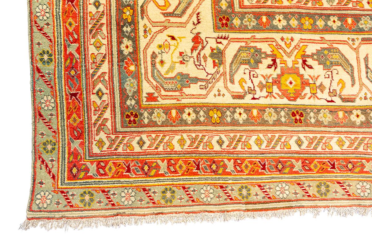 Antiker indischer Agra-Teppich mit rotem Feld im Zustand „Gut“ im Angebot in Ferrara, IT