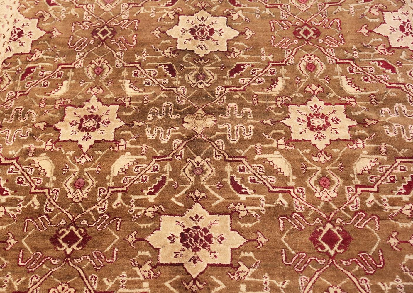 Antiker indischer Agra-Teppich, Herkunft: Indien, CIRCA: Ende des 20. Größe: 5 ft 9 in x 8 ft 5 in (1,75 m x 2,57 m)

