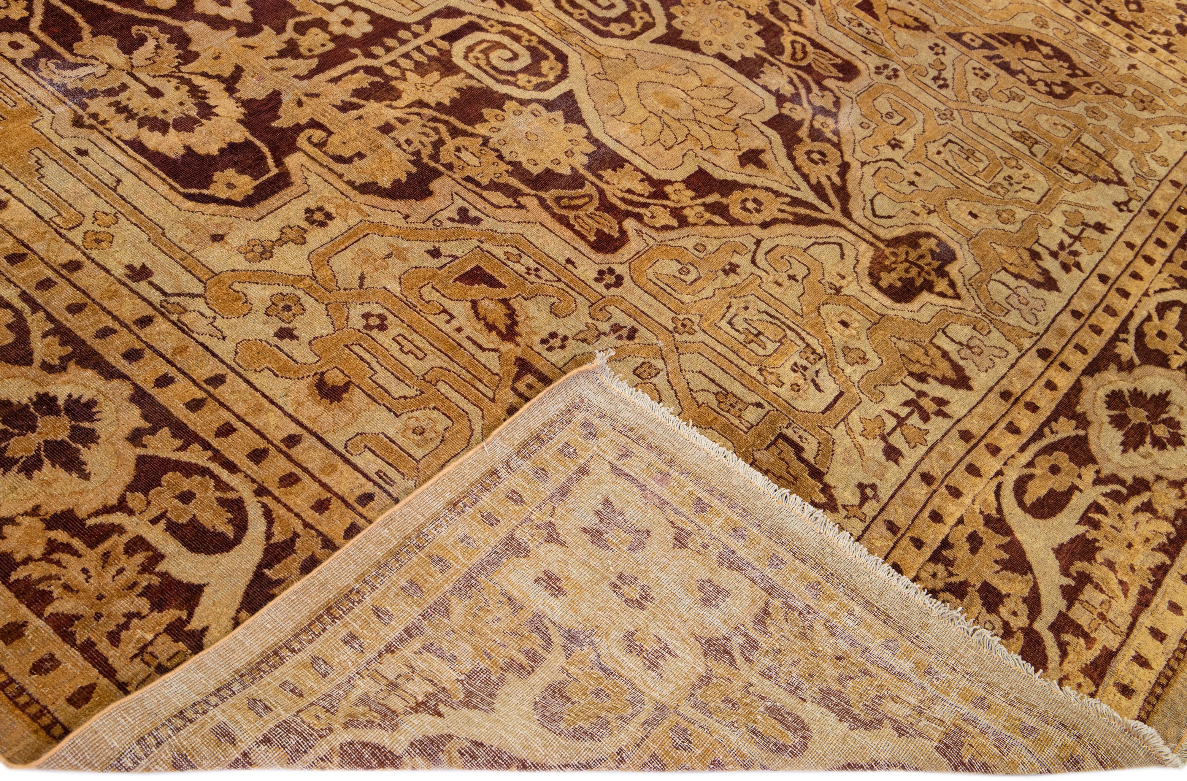 Magnifique tapis antique Agra en laine nouée à la main avec un champ bordeaux. Ce tapis indien présente des accents beige dans un magnifique motif floral en médaillon.

Ce tapis mesure : 10'1