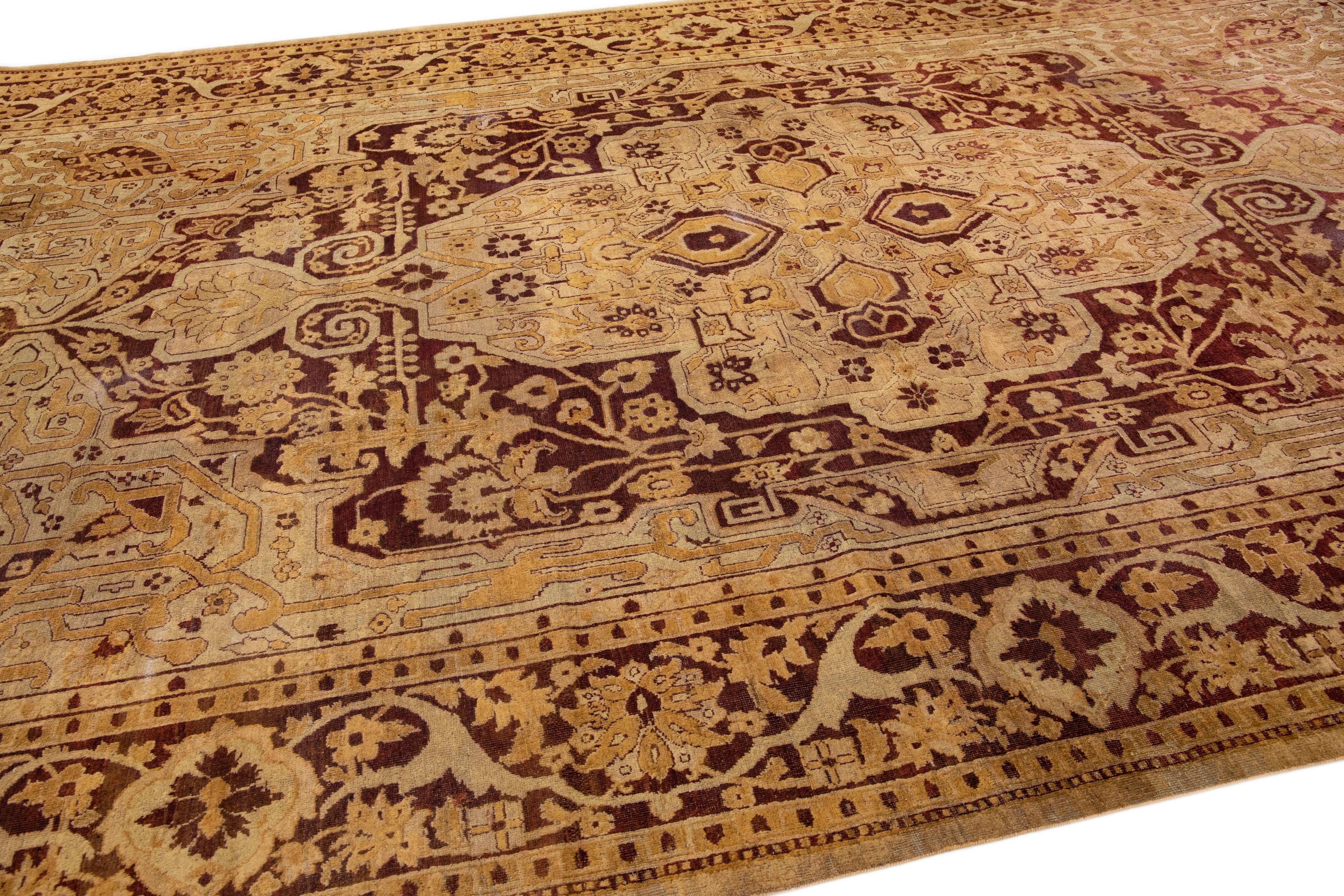 20ième siècle Tapis indien ancien en laine Agra Tan fait à la main avec motifs sur toute sa surface en vente