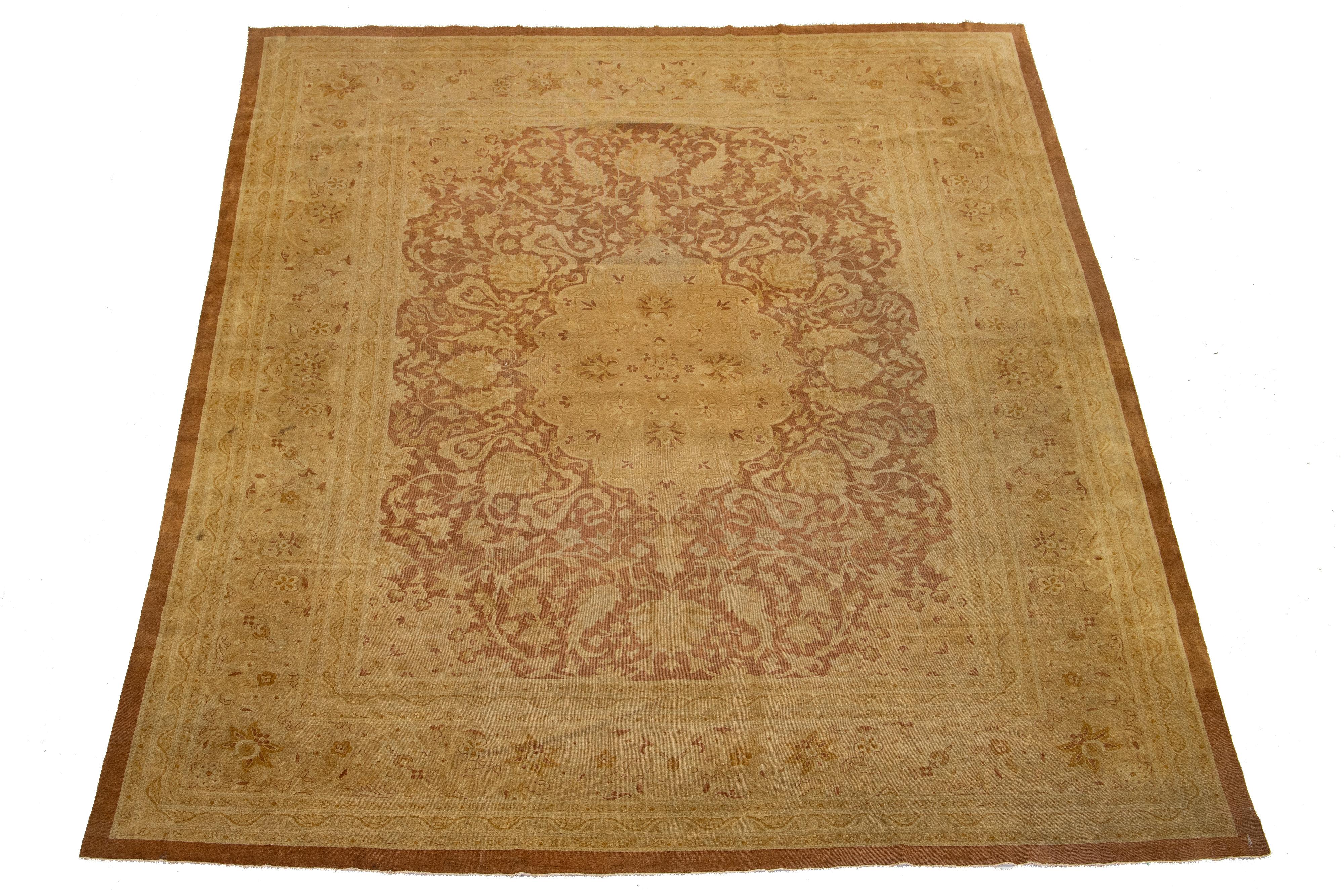 Dieser wunderschöne handgeknüpfte Wollteppich aus Amritsar hat einen braunen Hintergrund mit hellbraunen Blumenmedaillons. Es verbindet den exotischen Stil Indiens mit kolonialen Elementen und schafft so ein Design, das westliche Verbraucher