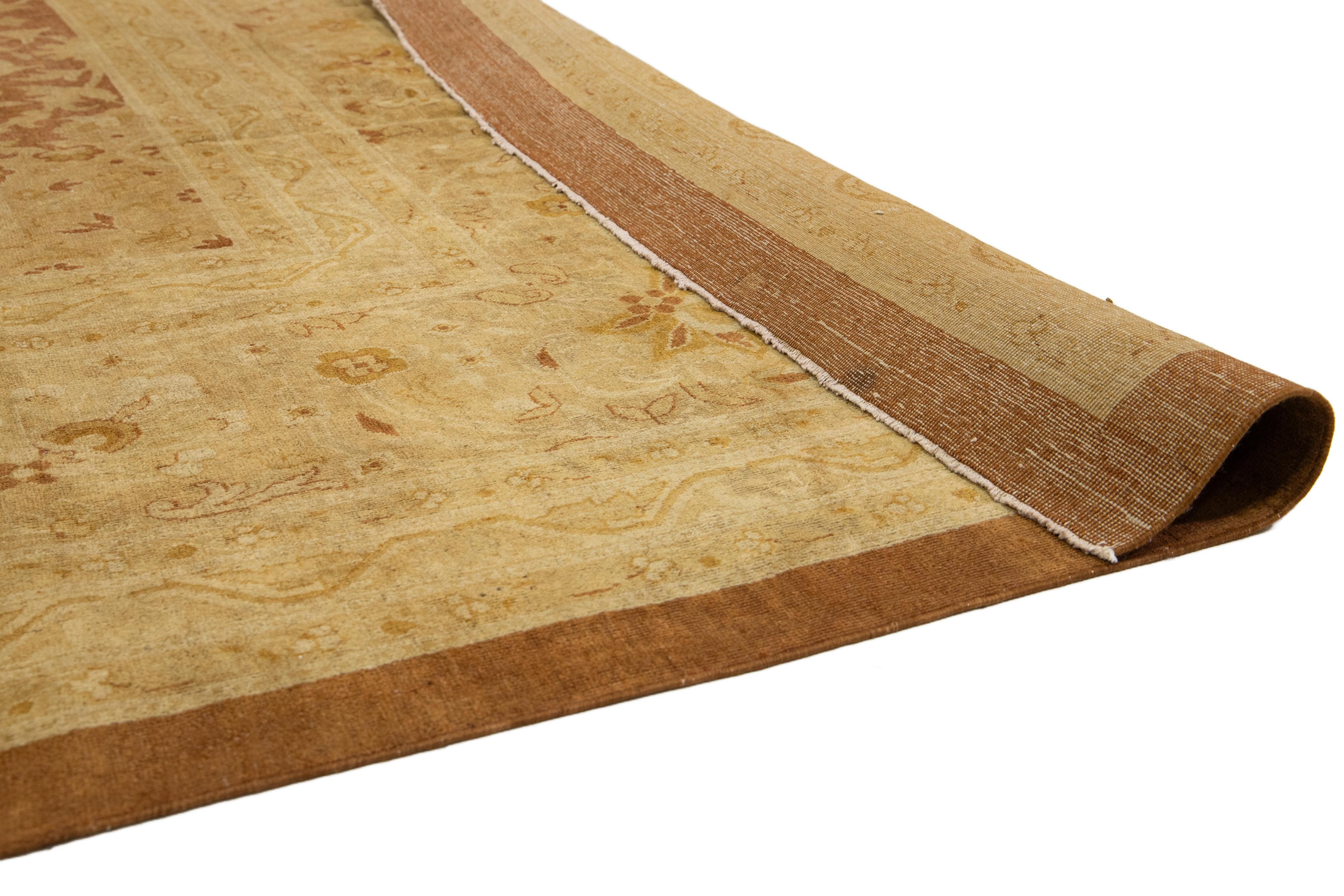 Antiker indischer Amritsar Brown Wollteppich Handgefertigt mit Medaillon Design (Anglo-indisch) im Angebot