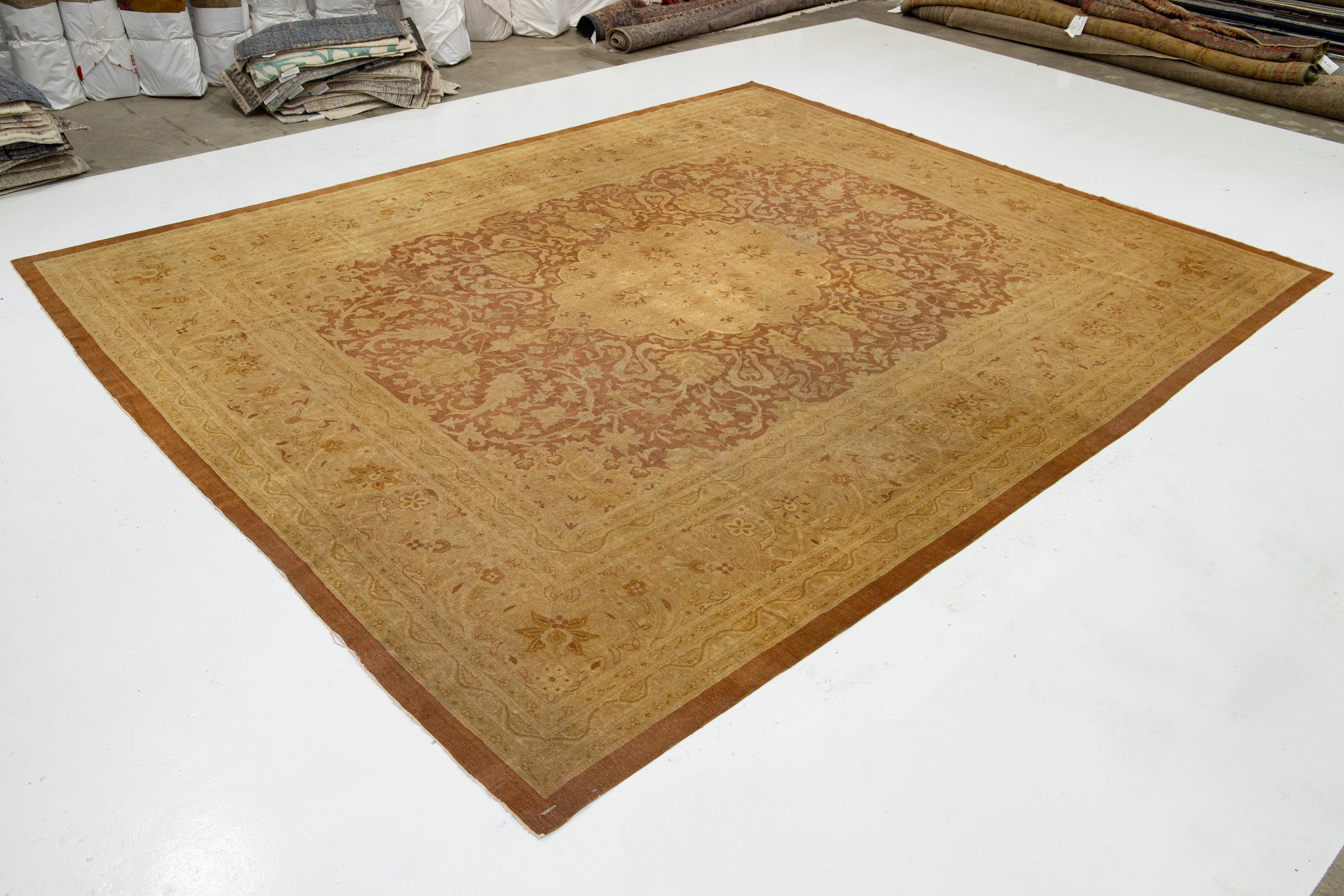 Antiker indischer Amritsar Brown Wollteppich Handgefertigt mit Medaillon Design (Indisch) im Angebot