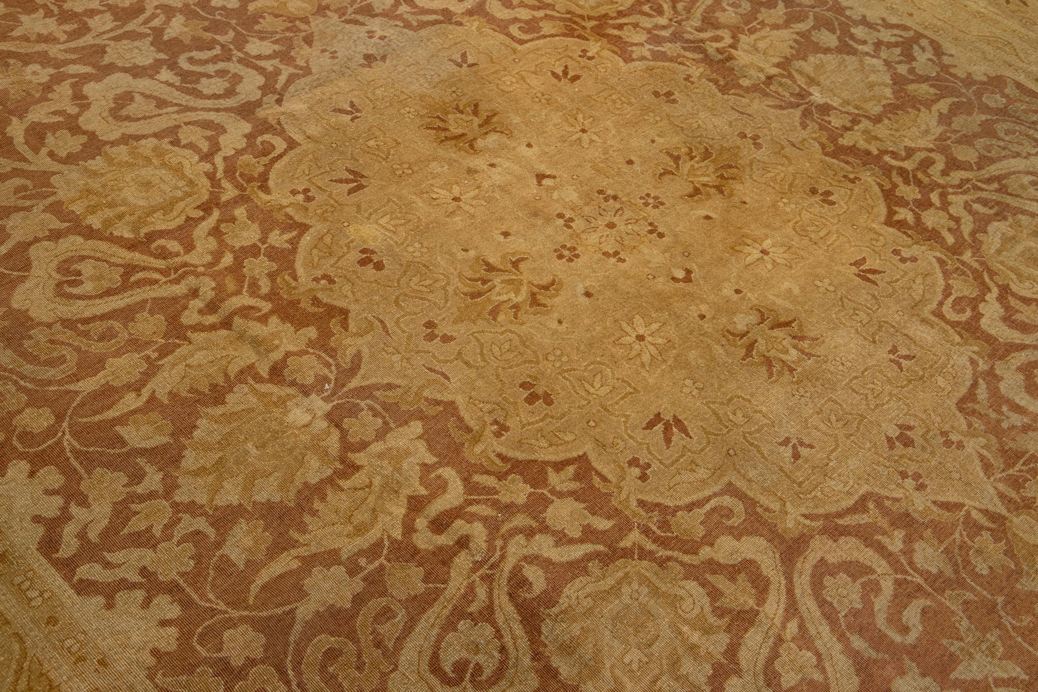 Antiker indischer Amritsar Brown Wollteppich Handgefertigt mit Medaillon Design im Zustand „Gut“ im Angebot in Norwalk, CT