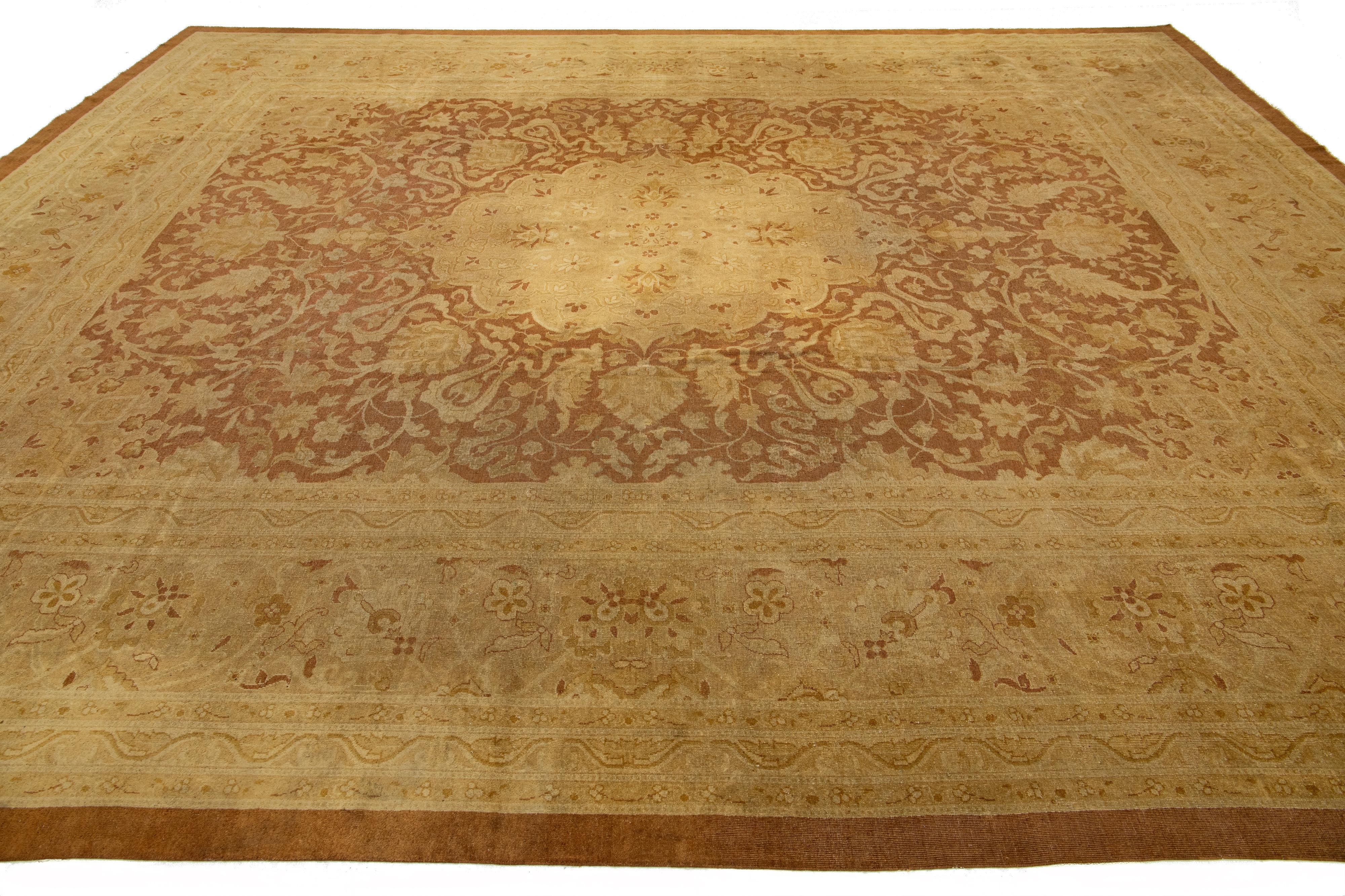 Antiker indischer Amritsar Brown Wollteppich Handgefertigt mit Medaillon Design im Angebot 1