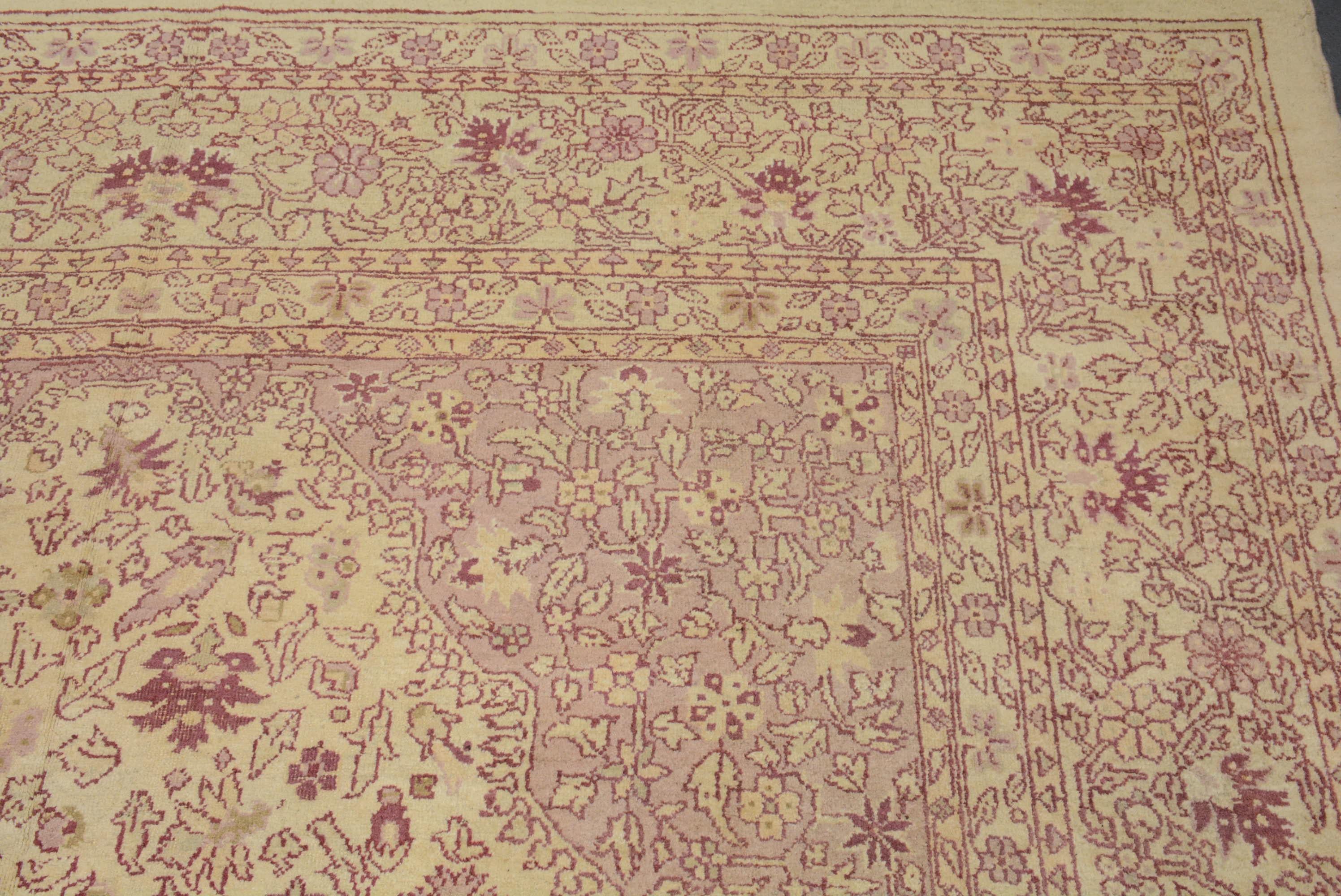 Die Stadt Amritsar in der Region Punjab im Nordwesten Indiens begann im 19. Jahrhundert mit der Herstellung von Teppichen, als Kaschmir von Maharaja Ranjit Singh annektiert wurde. Kaschmir war zu dieser Zeit ein wichtiges Zentrum der Schalweberei.