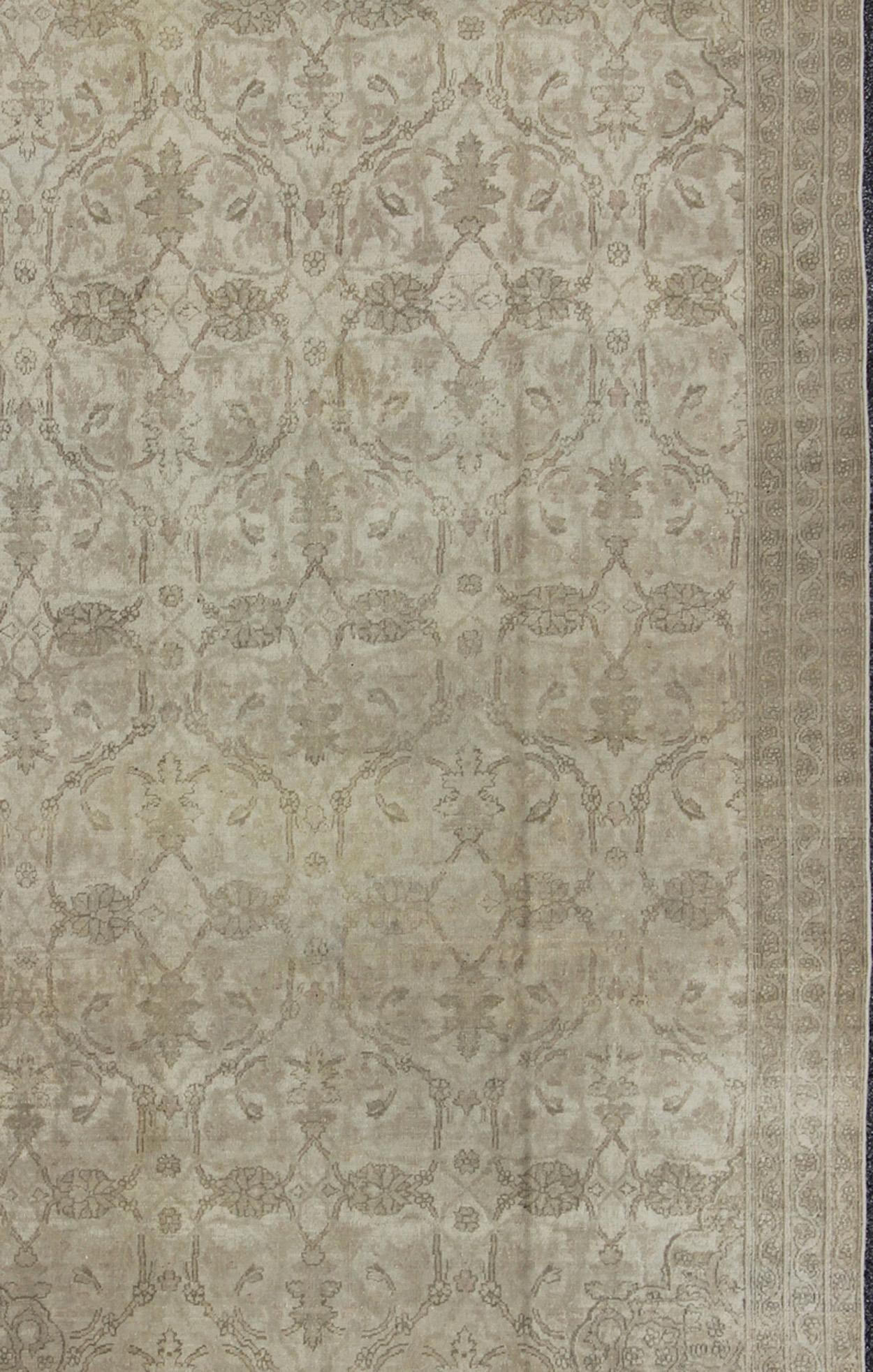 Tappeto antico indiano Amritsar Gallery in avorio, grigio e colori neutri. Paese d'origine: India; Tipo: Amritsar; Design: Damasco, Damasco floreale, Floreale arabescato; Tappeto Keivan Woven Arts/ G-0704. Tappeto antico indiano Amritsar Gallery (a)