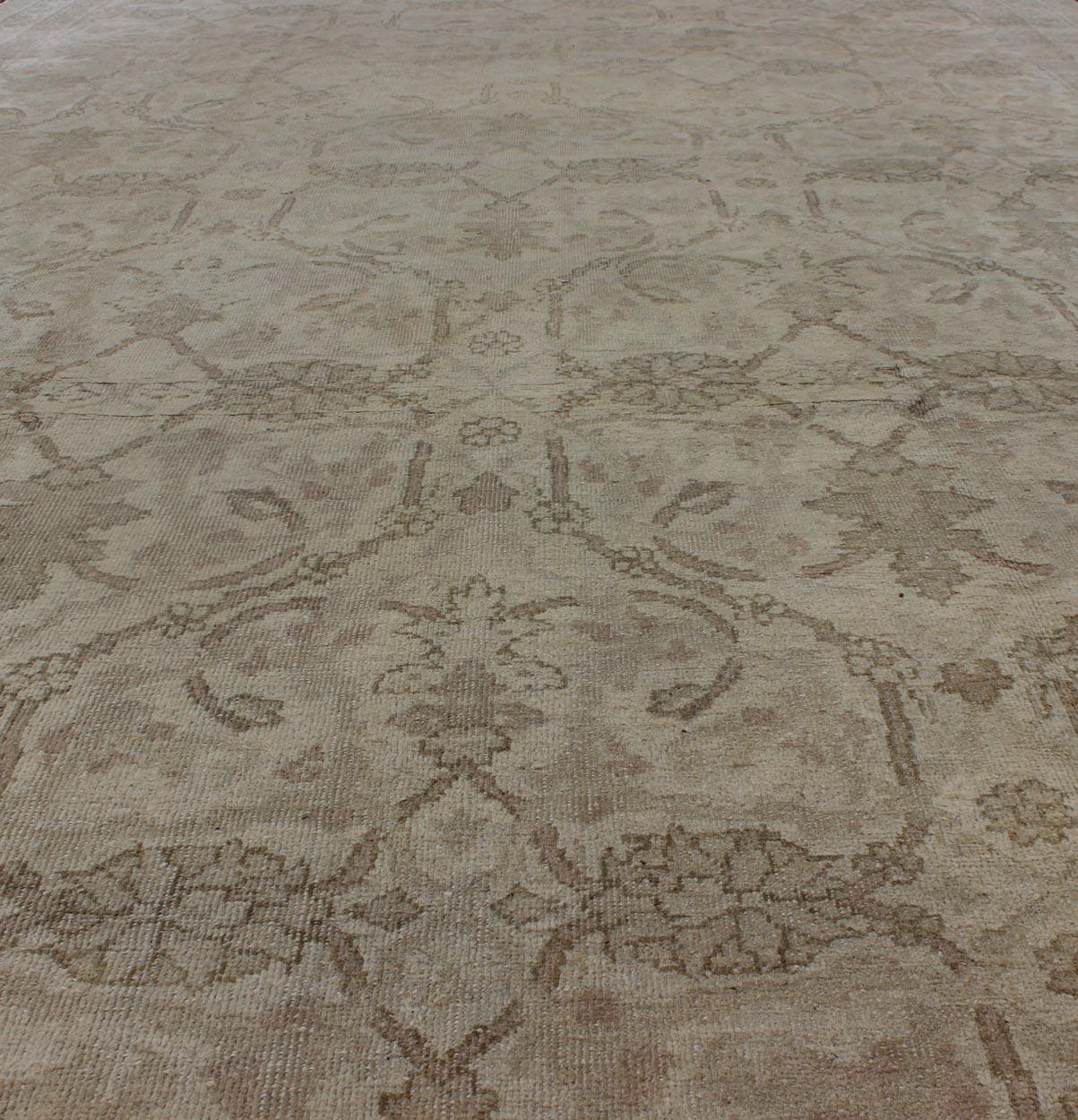 Annodato a mano Tappeto antico indiano Amritsar Gallery in avorio, grigio e neutro  7' X12'9