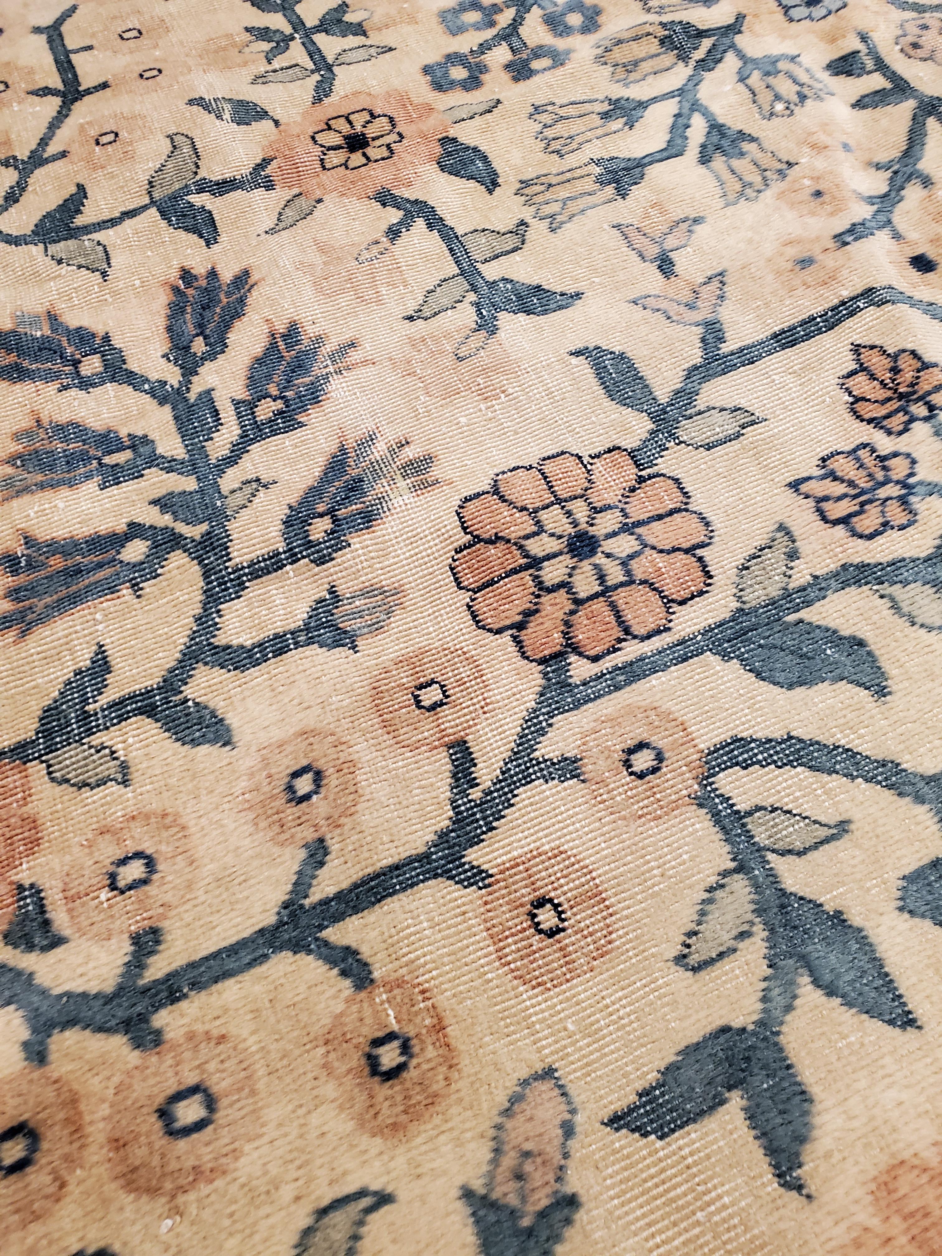 Tapis oriental indien antique d'Amritsar fait main, motif de motifs bleus, taupes et crèmes sur toute la surface en vente 4