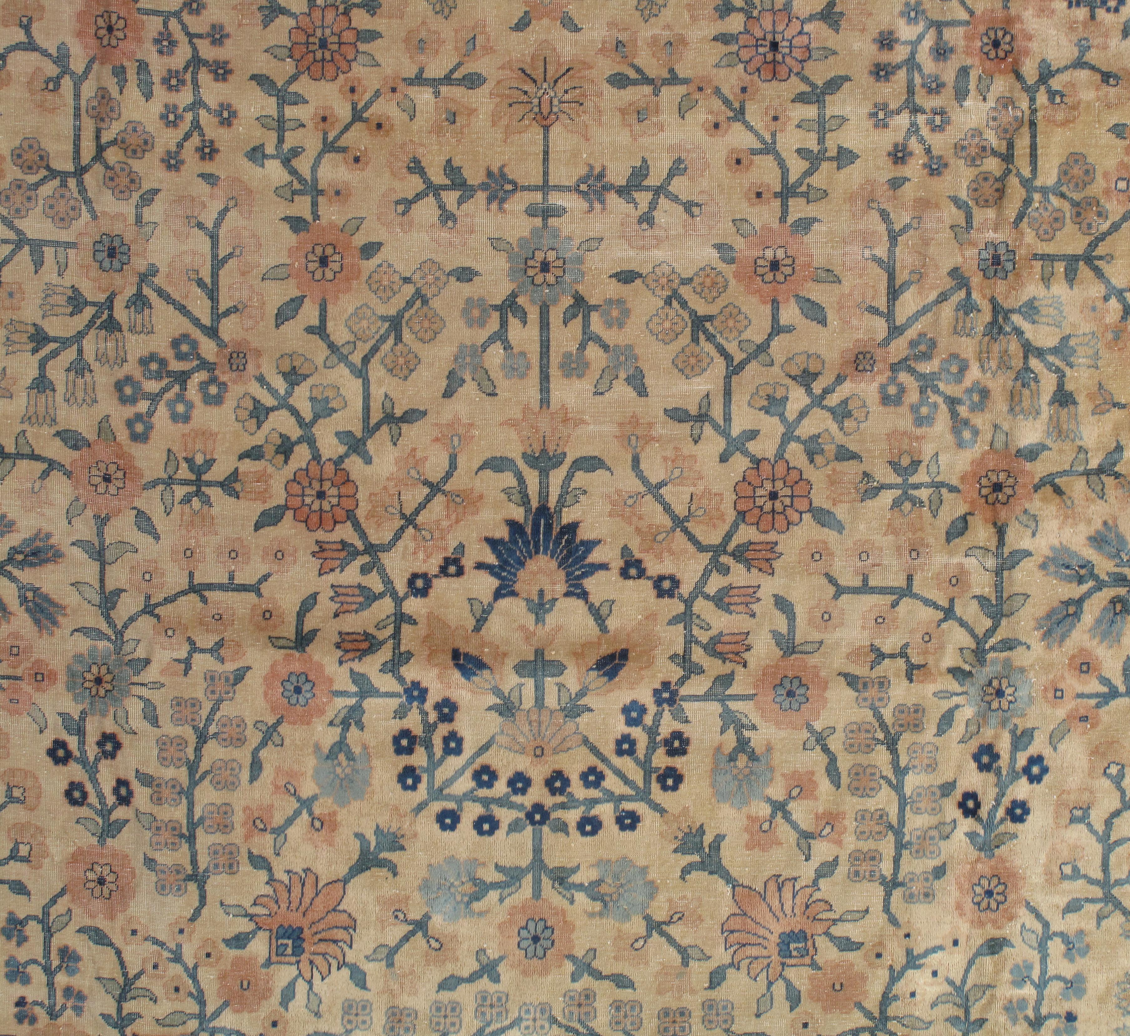 Tapis indien antique d'Amritsar. Cette pièce a été tissée en Inde à partir d'un motif persan Mahal dans les années 1910. Fond beige avec un magnifique motif floral. Taille : 10' x 15'.