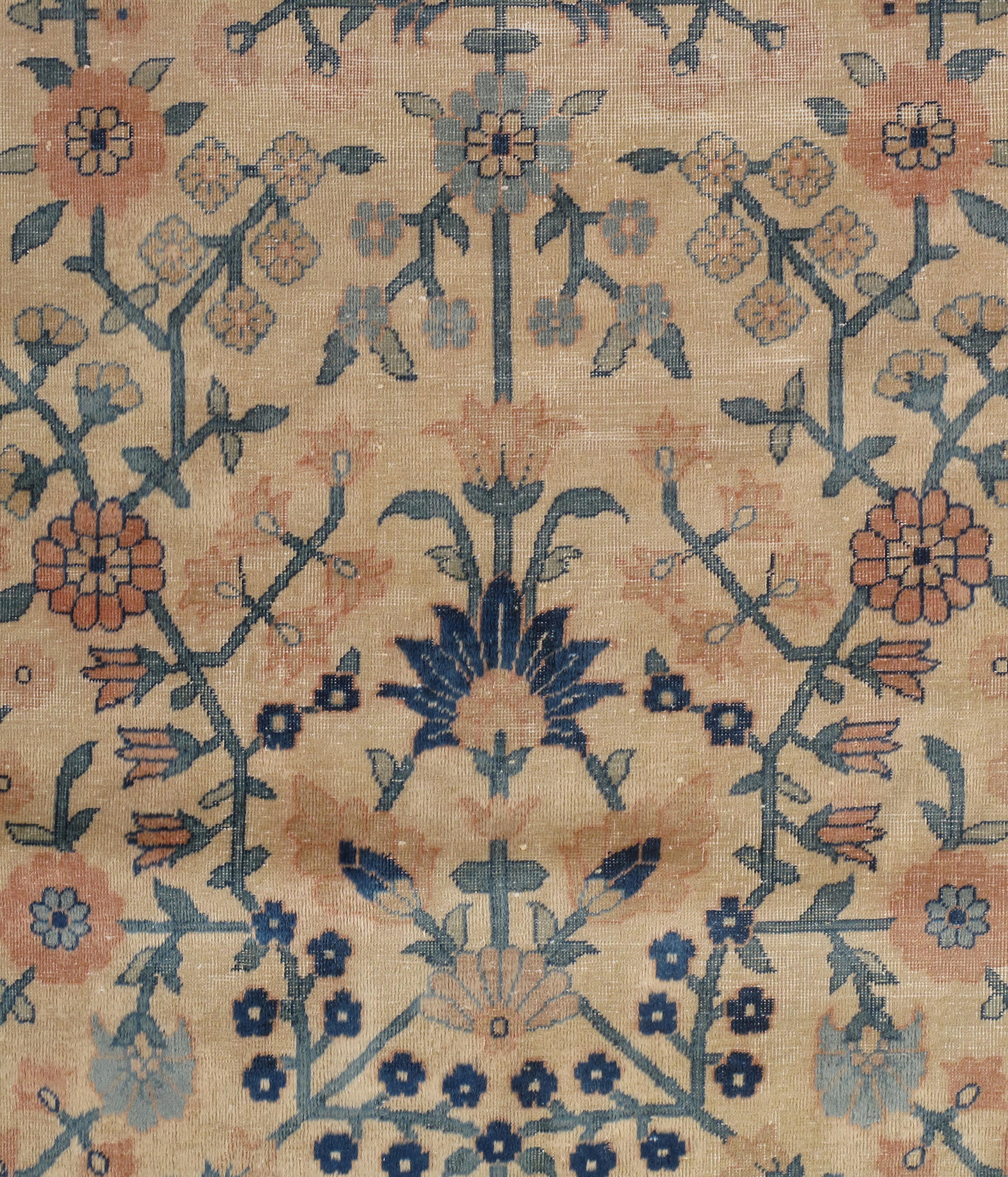 Indien Tapis oriental indien antique d'Amritsar fait main, motif de motifs bleus, taupes et crèmes sur toute la surface en vente