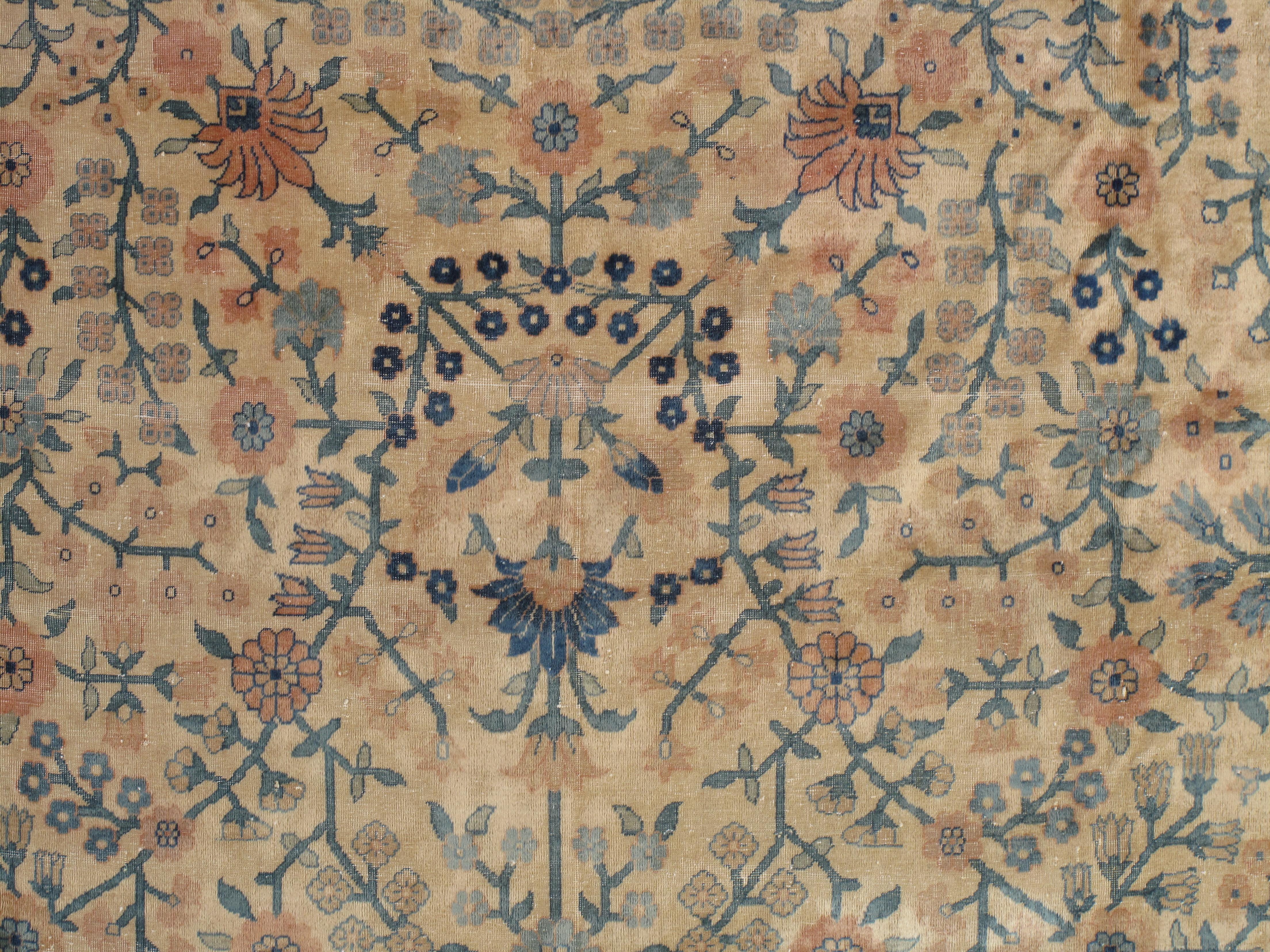 Noué à la main Tapis oriental indien antique d'Amritsar fait main, motif de motifs bleus, taupes et crèmes sur toute la surface en vente
