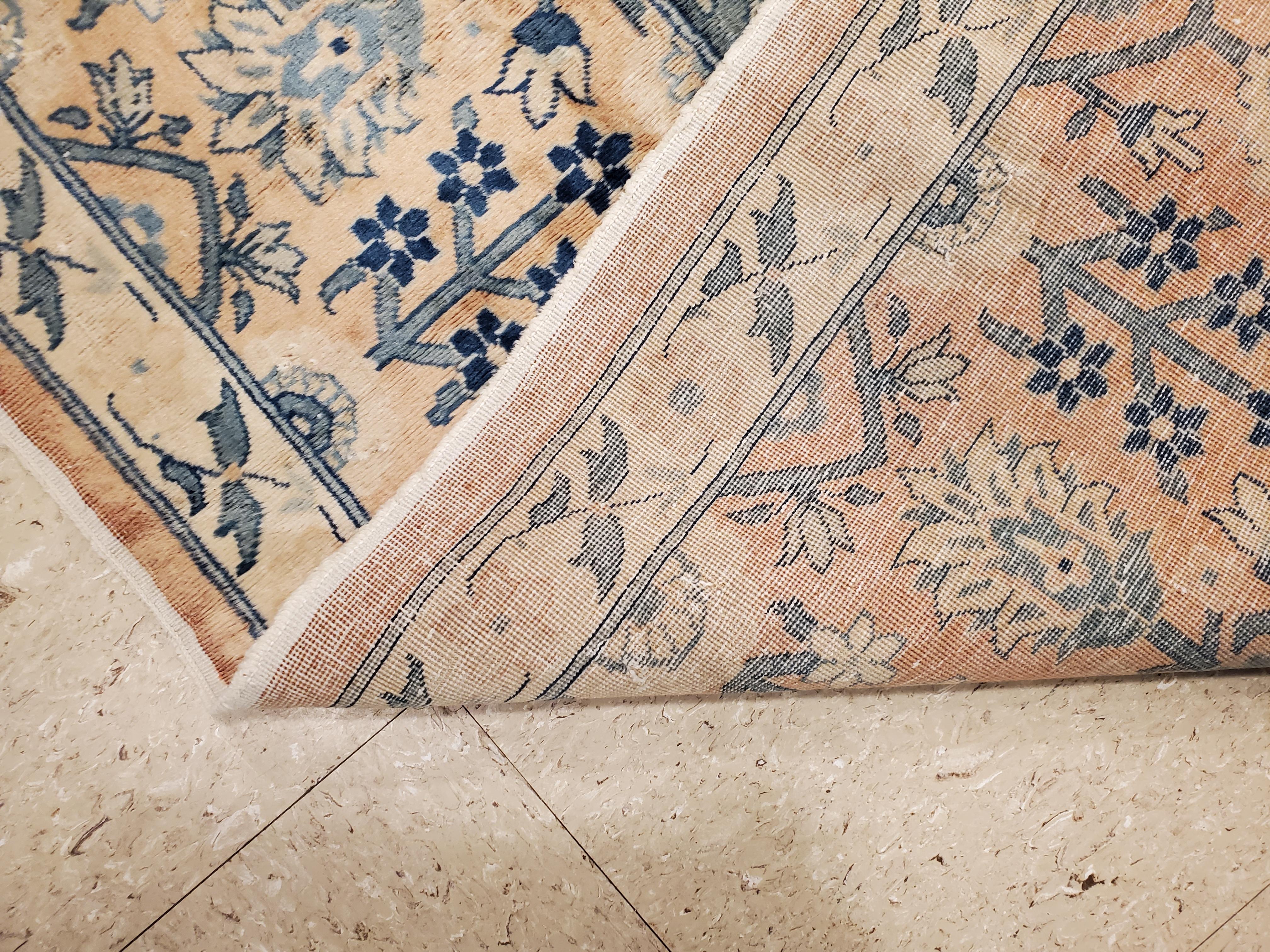 20ième siècle Tapis oriental indien antique d'Amritsar fait main, motif de motifs bleus, taupes et crèmes sur toute la surface en vente