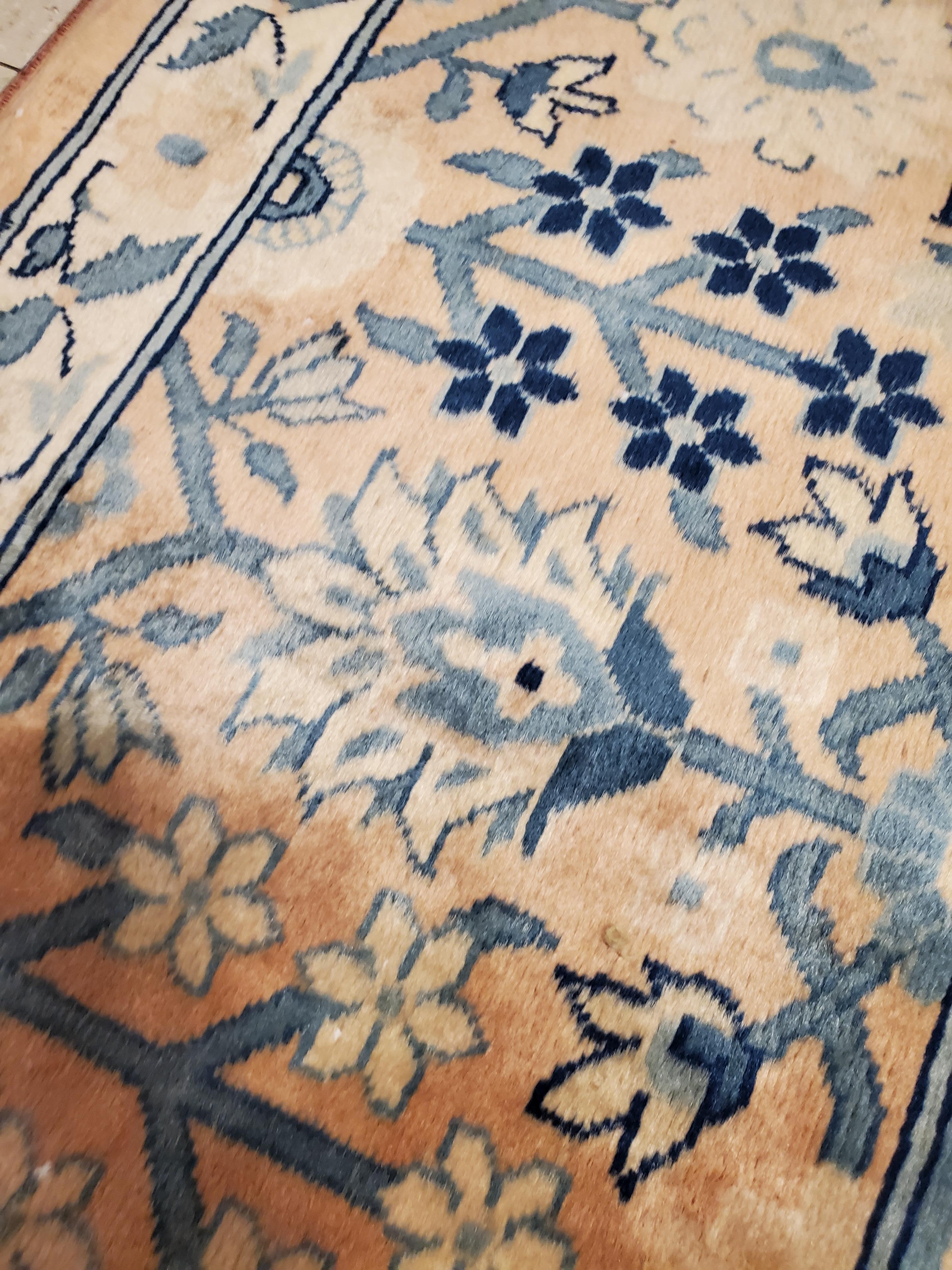 Laine Tapis oriental indien antique d'Amritsar fait main, motif de motifs bleus, taupes et crèmes sur toute la surface en vente