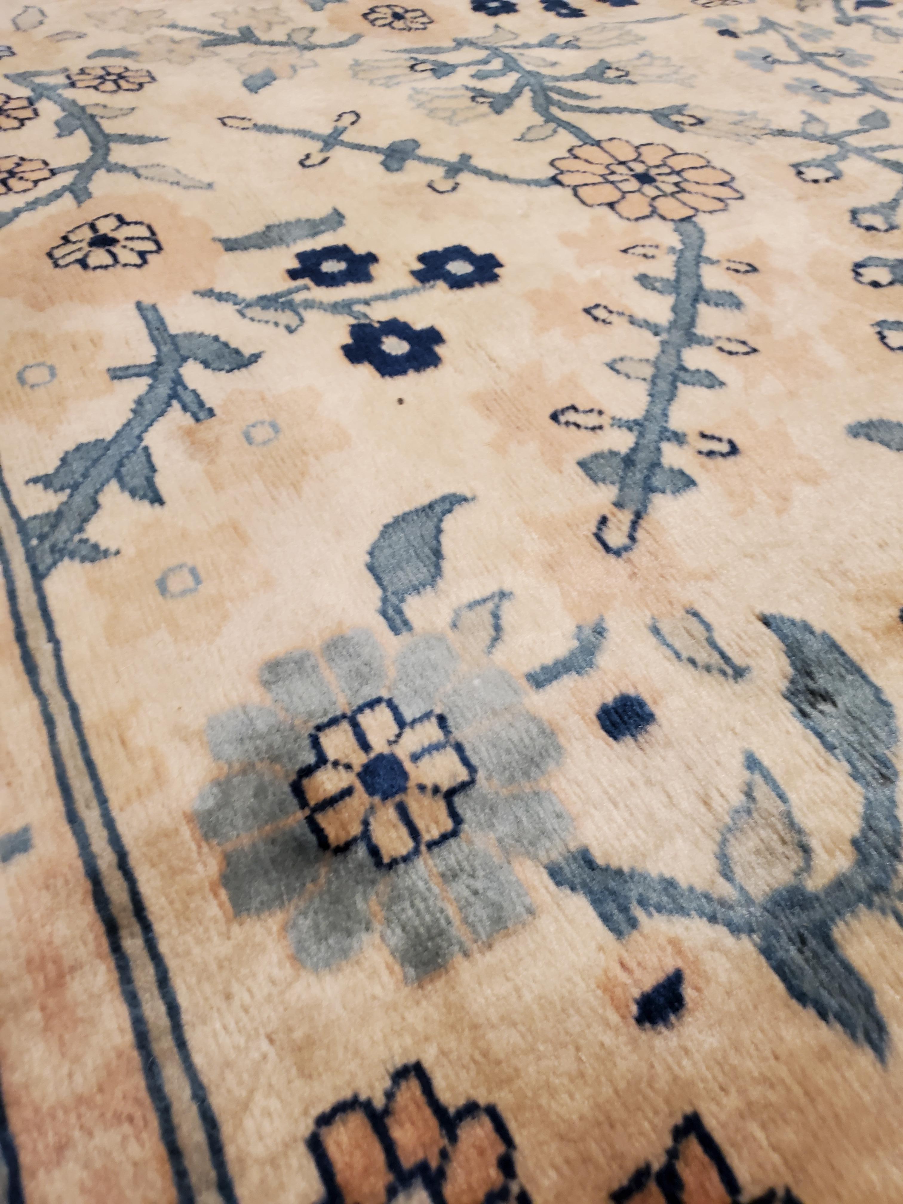 Tapis oriental indien antique d'Amritsar fait main, motif de motifs bleus, taupes et crèmes sur toute la surface en vente 1