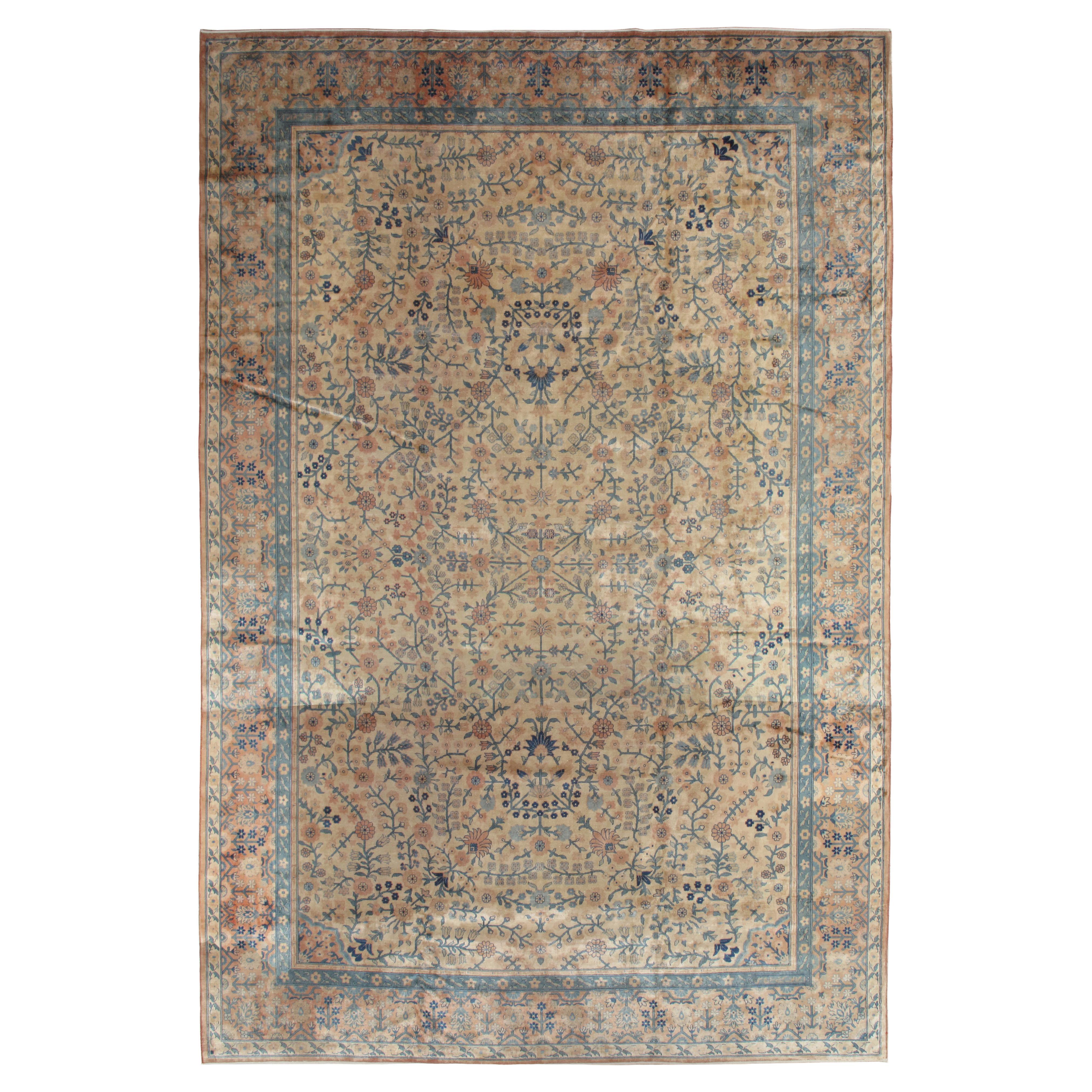 Tapis oriental indien antique d'Amritsar fait main, motif de motifs bleus, taupes et crèmes sur toute la surface