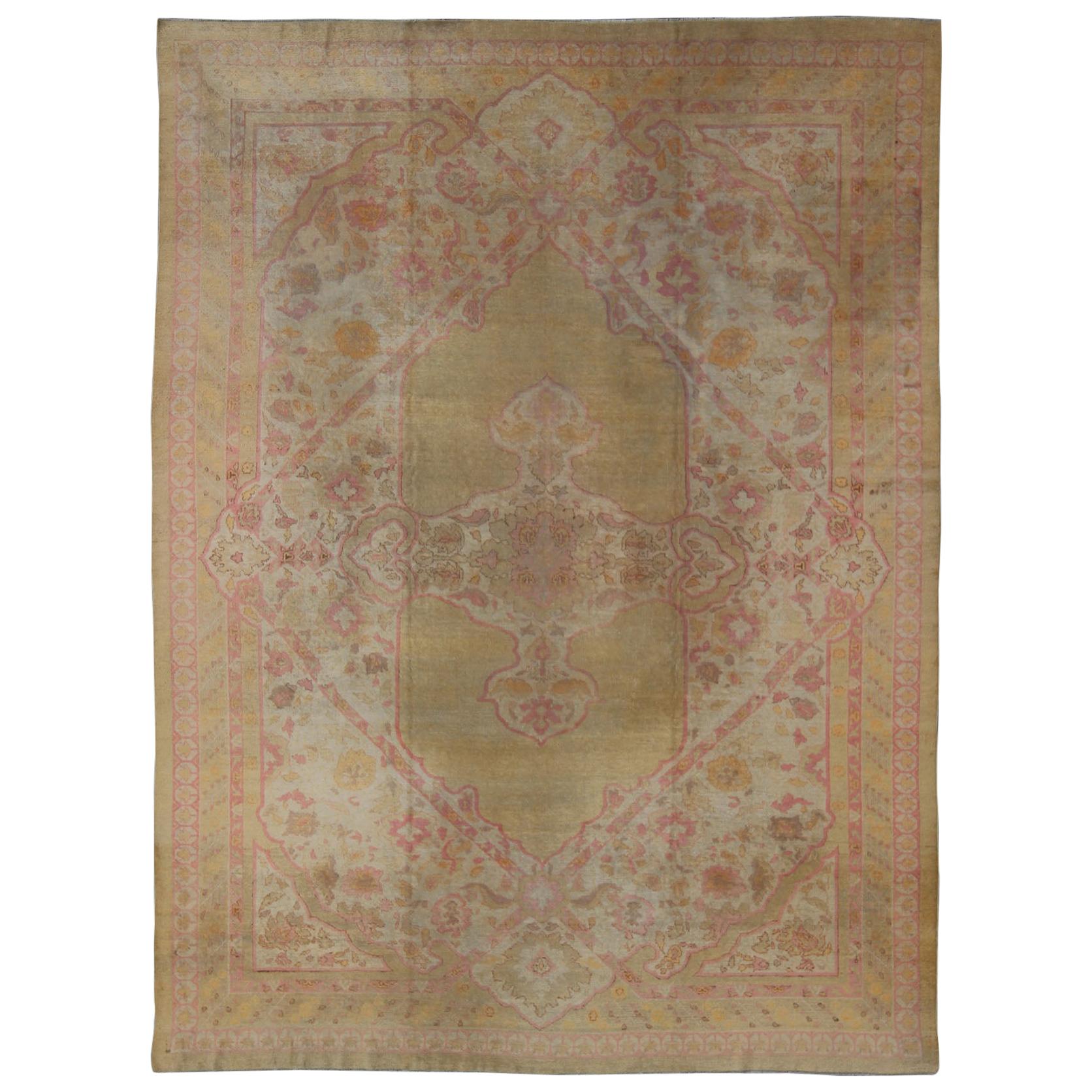 Tapis d'Amritsar ancien avec motif de médaillon en vert jaune acidic, rose et ivoire