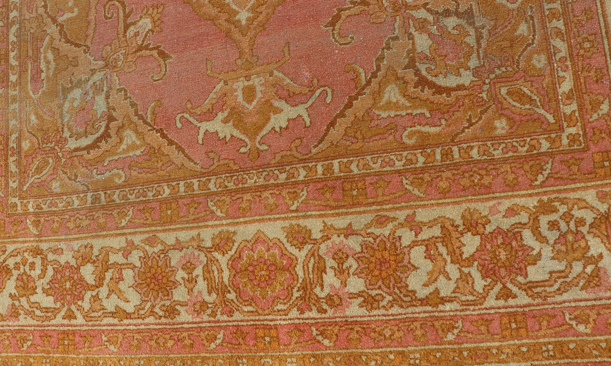XX secolo Tappeto antico indiano Amritsar in giallo acido, rosa e avorio con medaglione in vendita