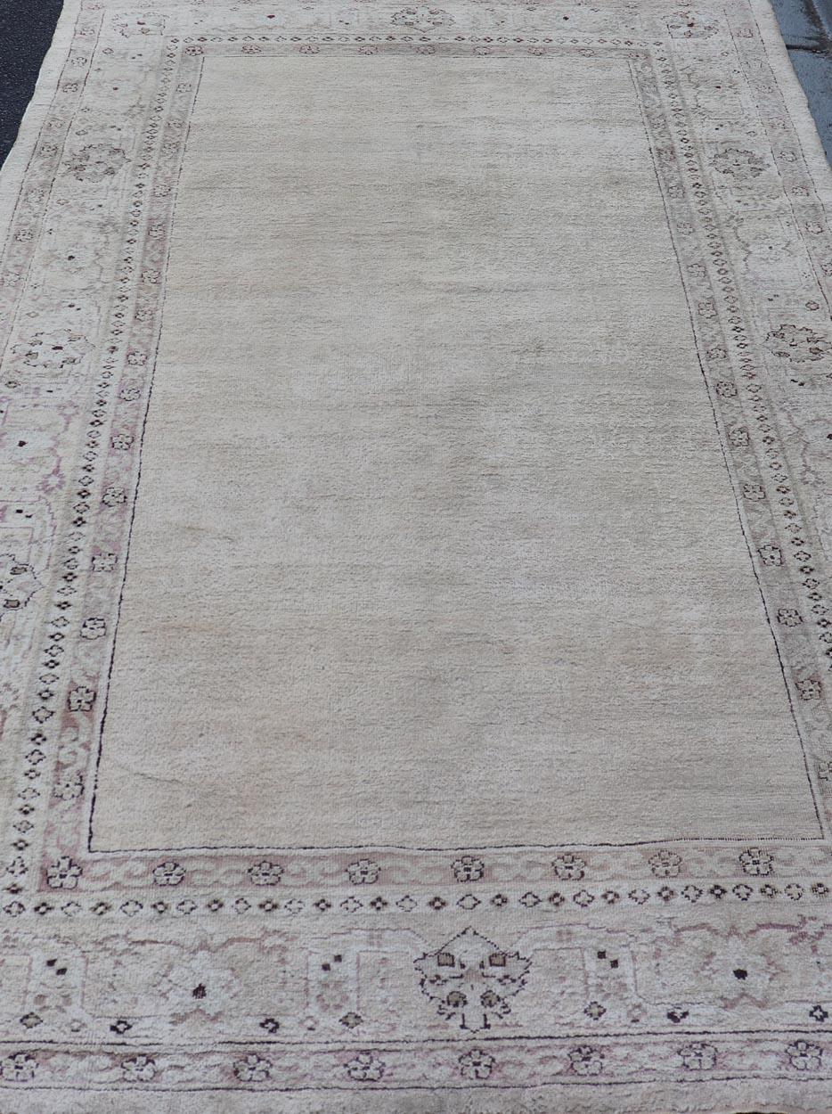 Tapis indien antique Amritsar avec fond crème, bordure rouge et lavande en vente 3