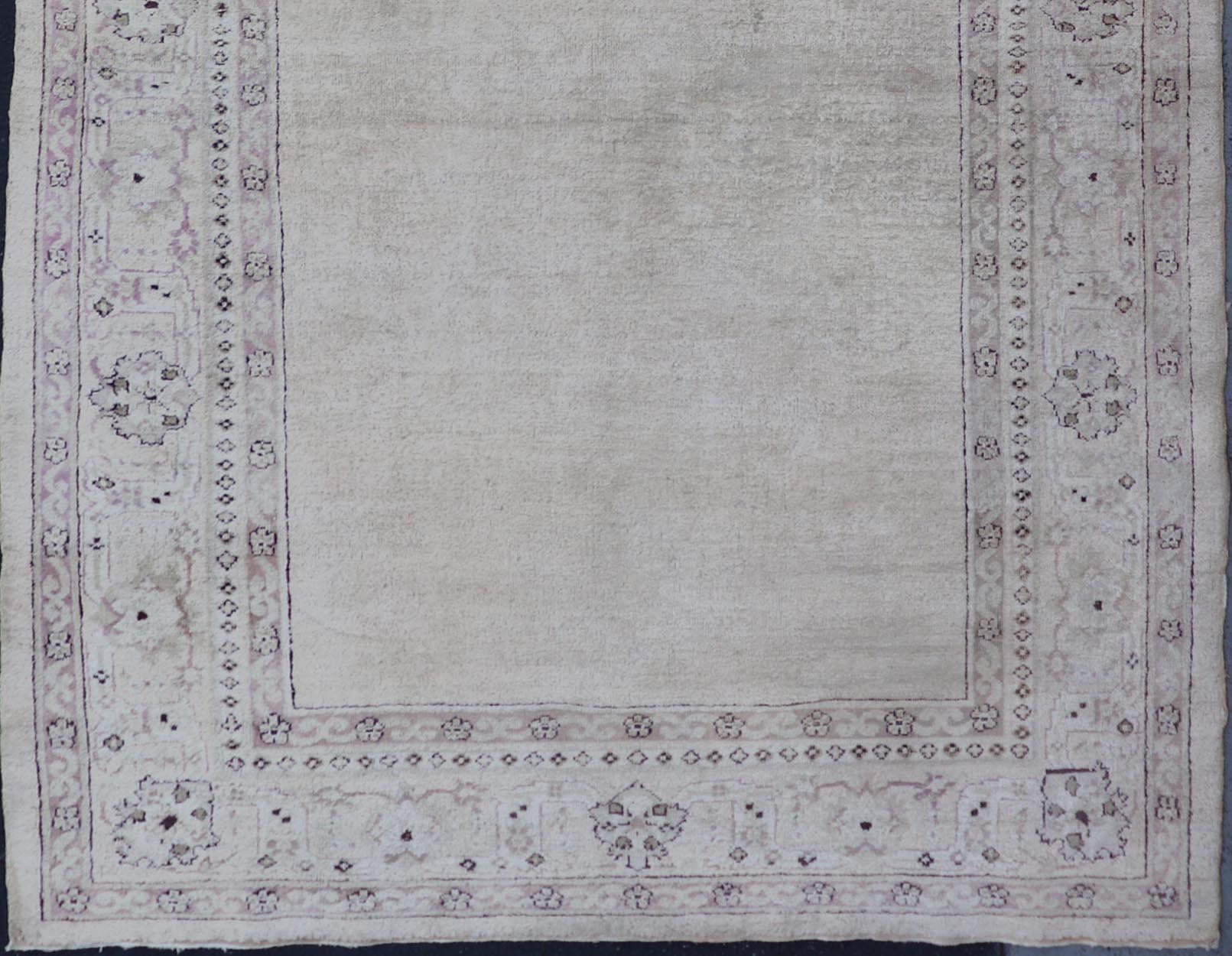 Laine Tapis indien antique Amritsar avec fond crème, bordure rouge et lavande en vente