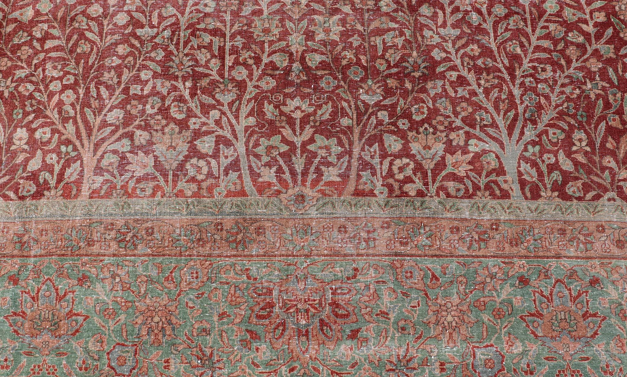 Mesures : 9'10 x 14'7 
Ancien tapis indien Amritsar avec Design/One en rouge riche 9'10 x 14'7. Keivan Woven Arts/ tapis/A24-0201, pays d'origine / type : Inde / Amritsar, circa 1920.
Cet exceptionnel tapis indien ancien d'Amritsar présente un