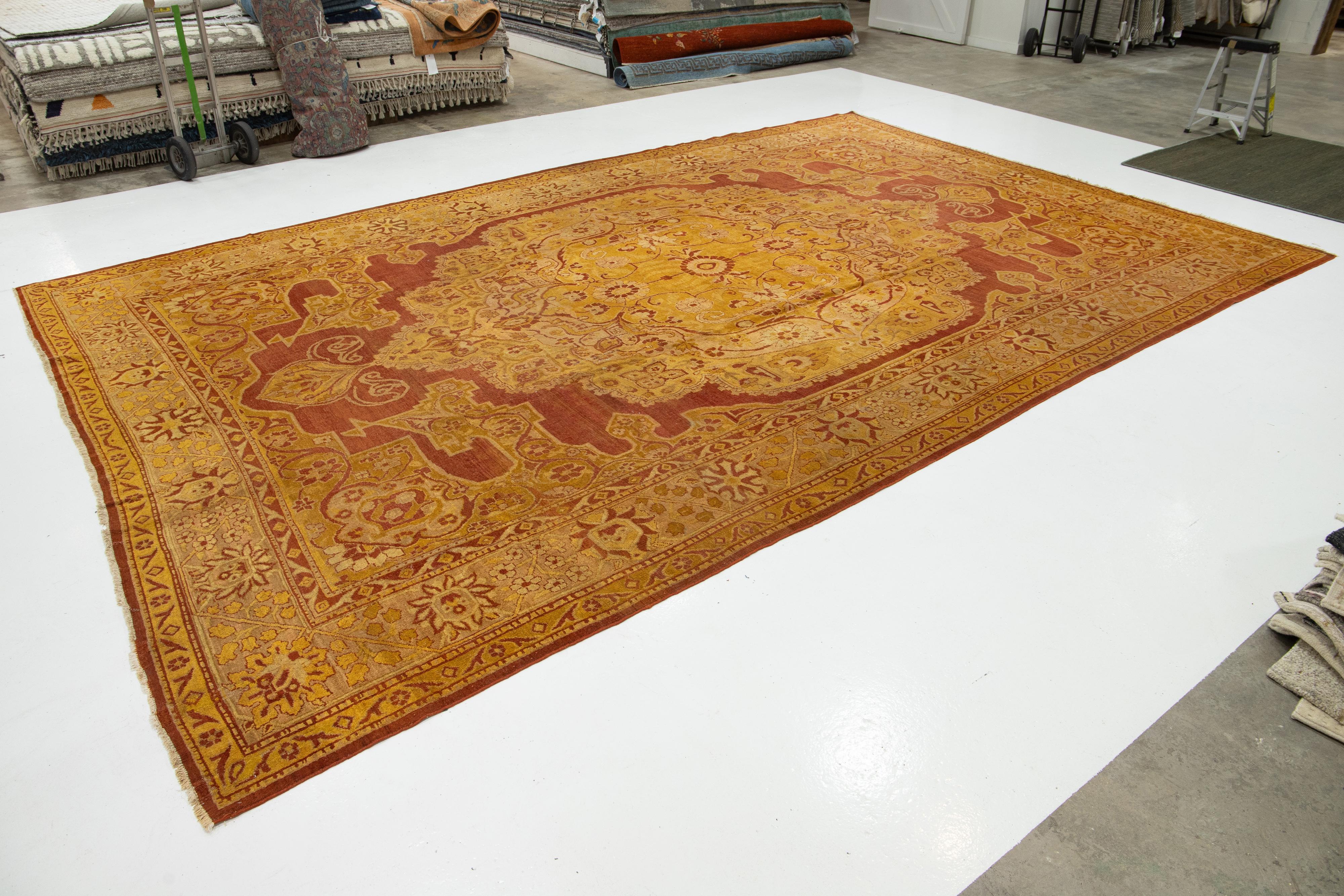 Antiker indischer Amritsar-Wollteppich, handgefertigt in Goldenrod mit Medaillon-Design (Anglo-indisch) im Angebot