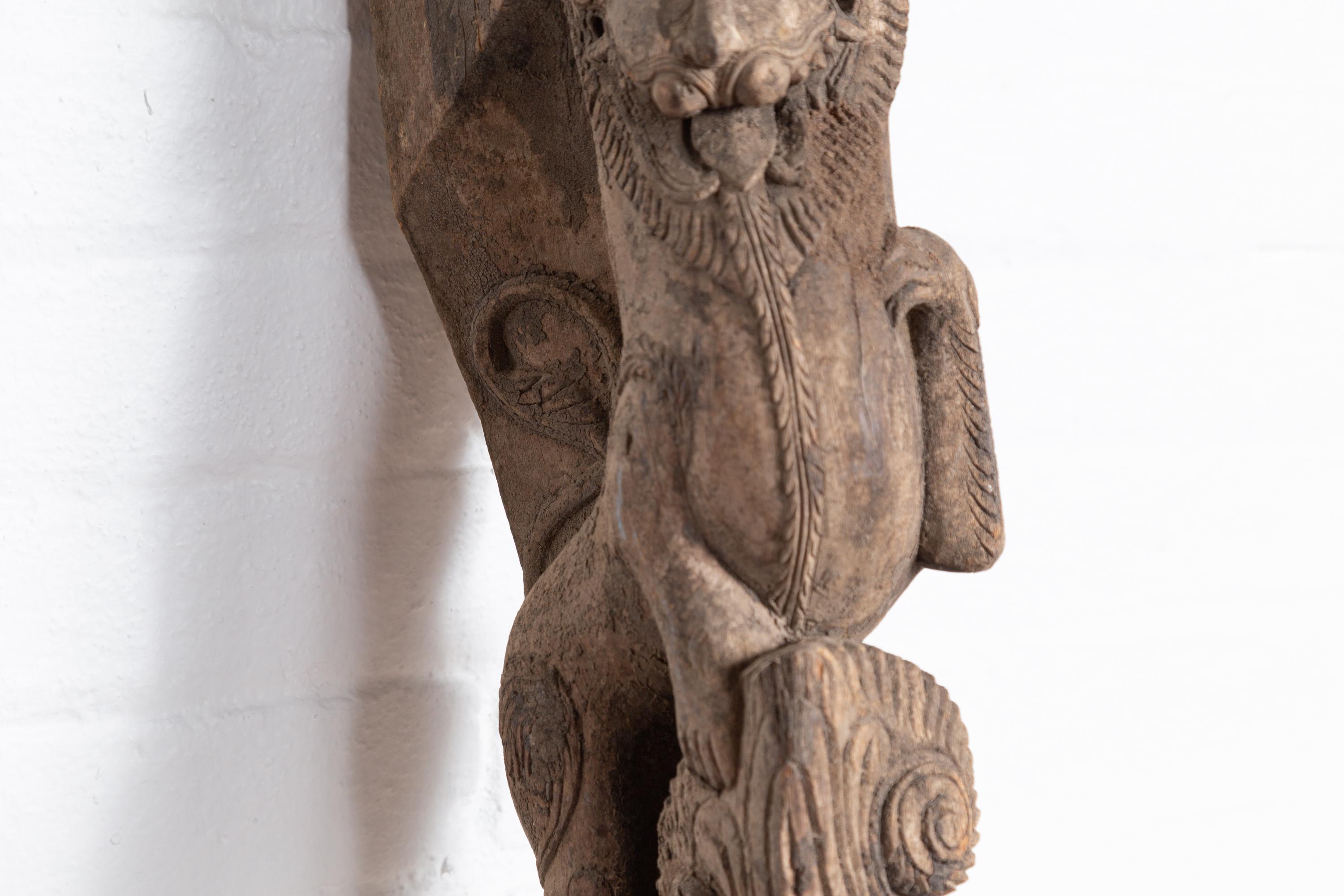 20ième siècle Ancienne statue indienne architecturale sculptée de Gujarat représentant un lion gardien en vente