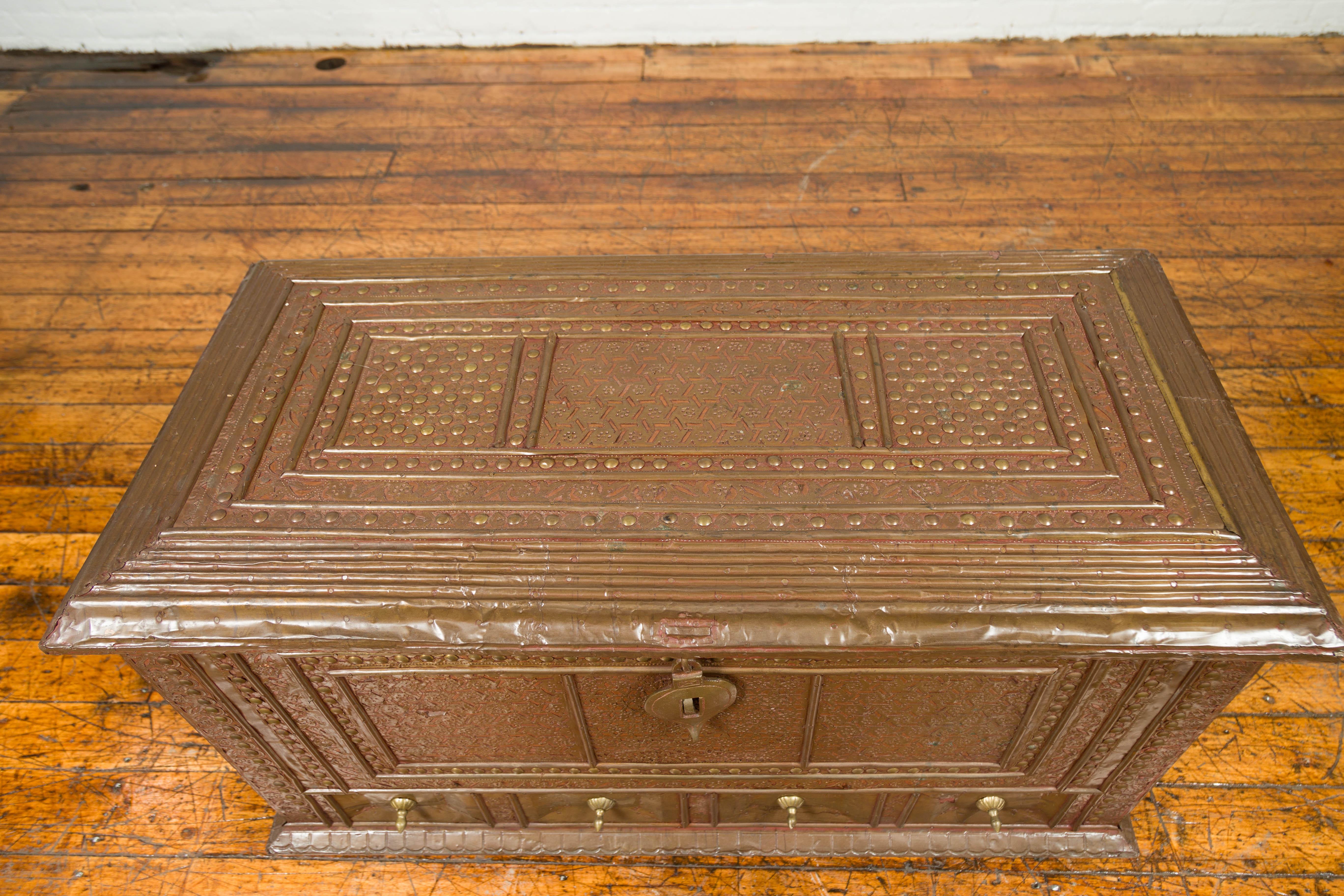 Ancien coffre à couvertures indien avec revêtement en bronze:: motifs géométriques et clous en vente 5