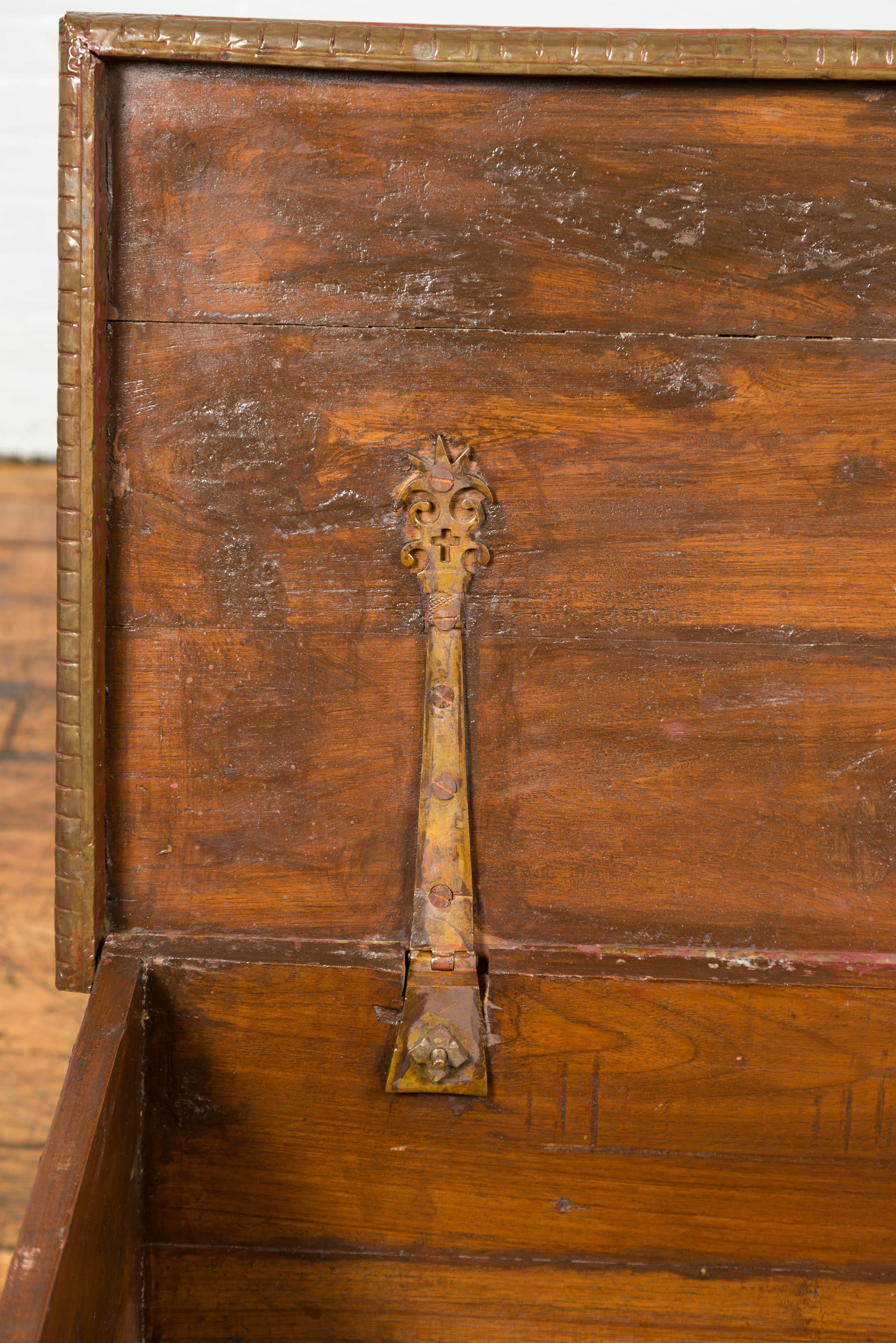 Ancien coffre à couvertures indien avec revêtement en bronze:: motifs géométriques et clous en vente 7