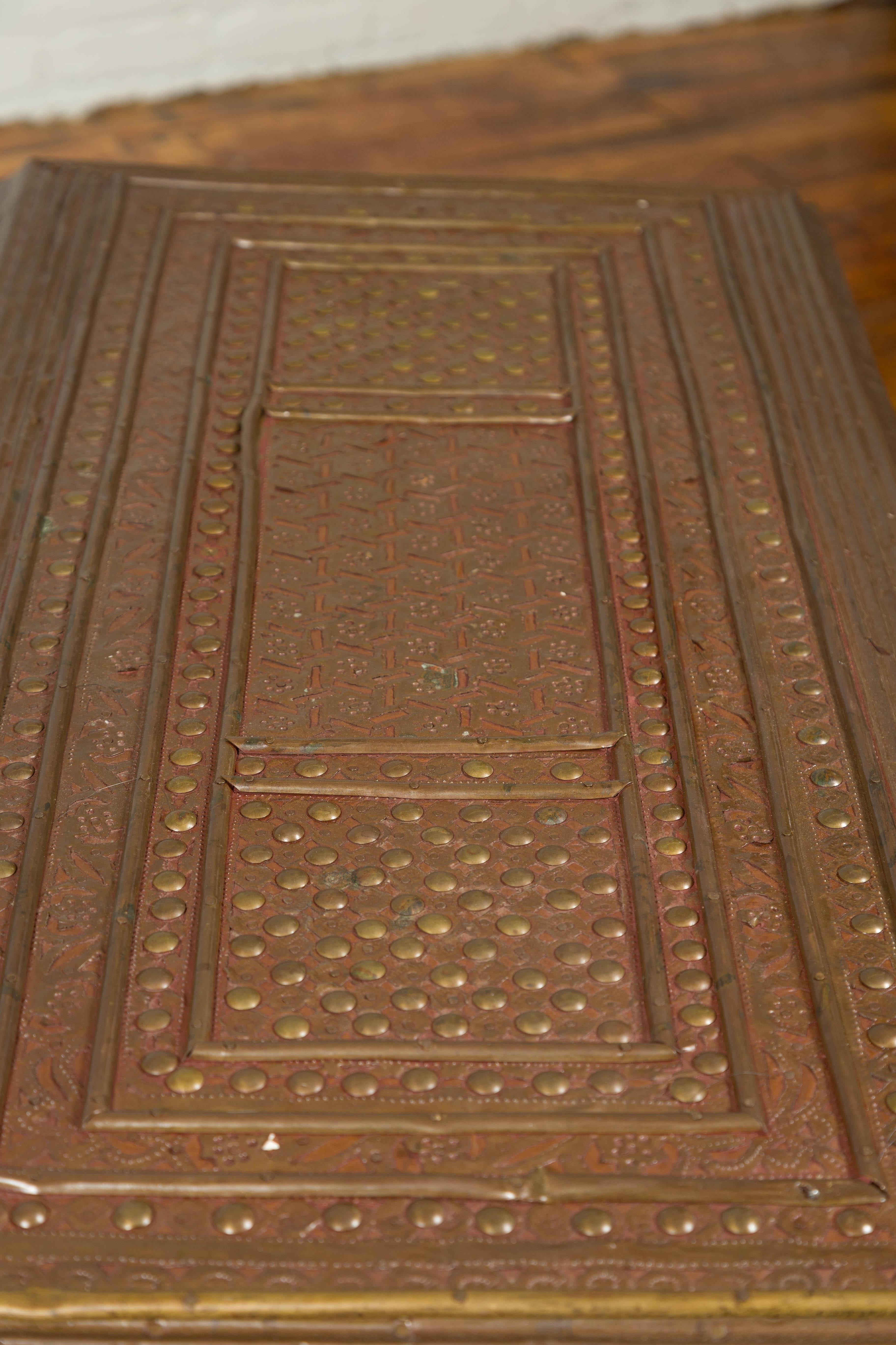 Ancien coffre à couvertures indien avec revêtement en bronze:: motifs géométriques et clous en vente 14