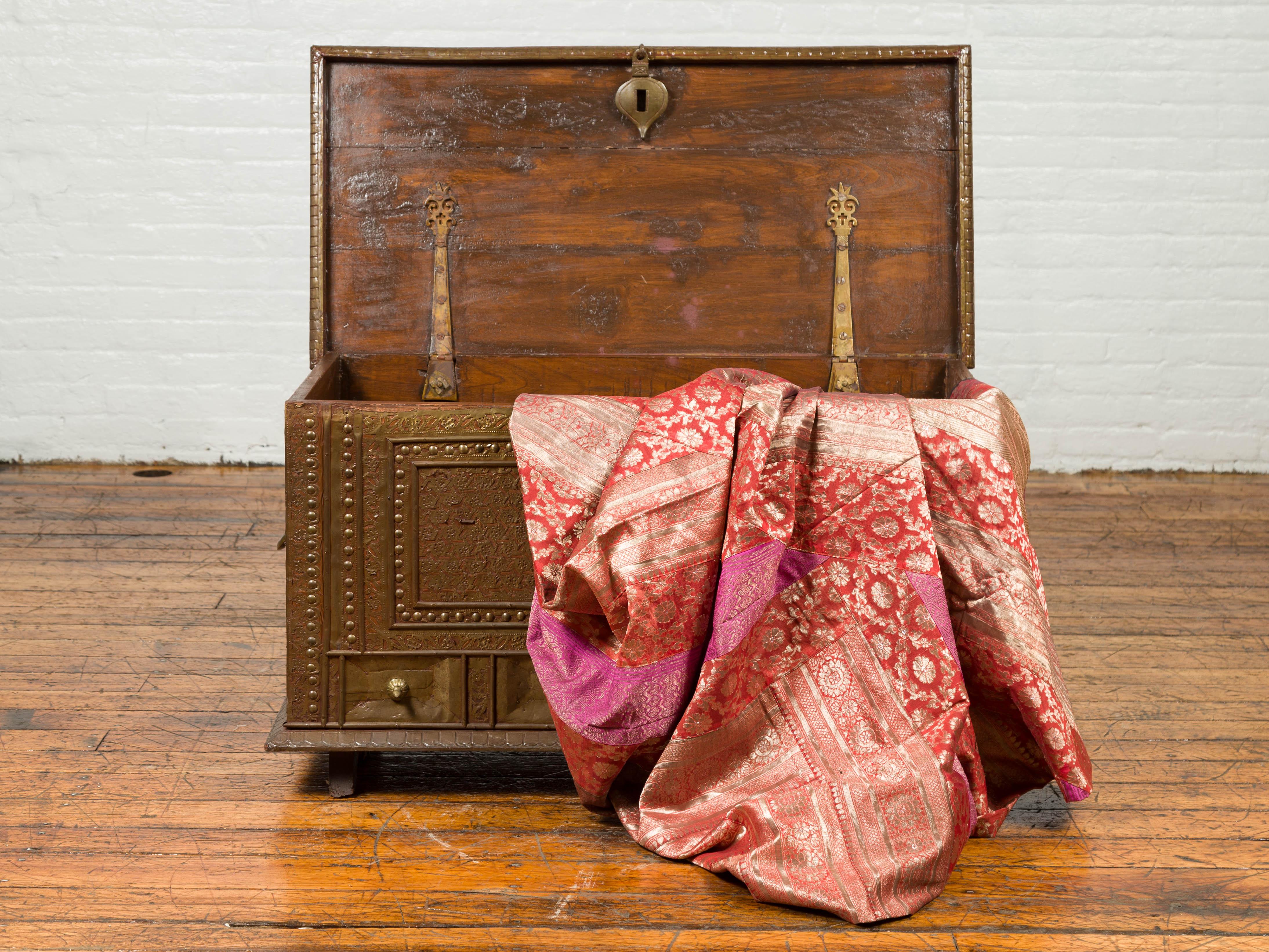 Ancien coffre à couvertures indien avec revêtement en bronze:: motifs géométriques et clous Bon état - En vente à Yonkers, NY