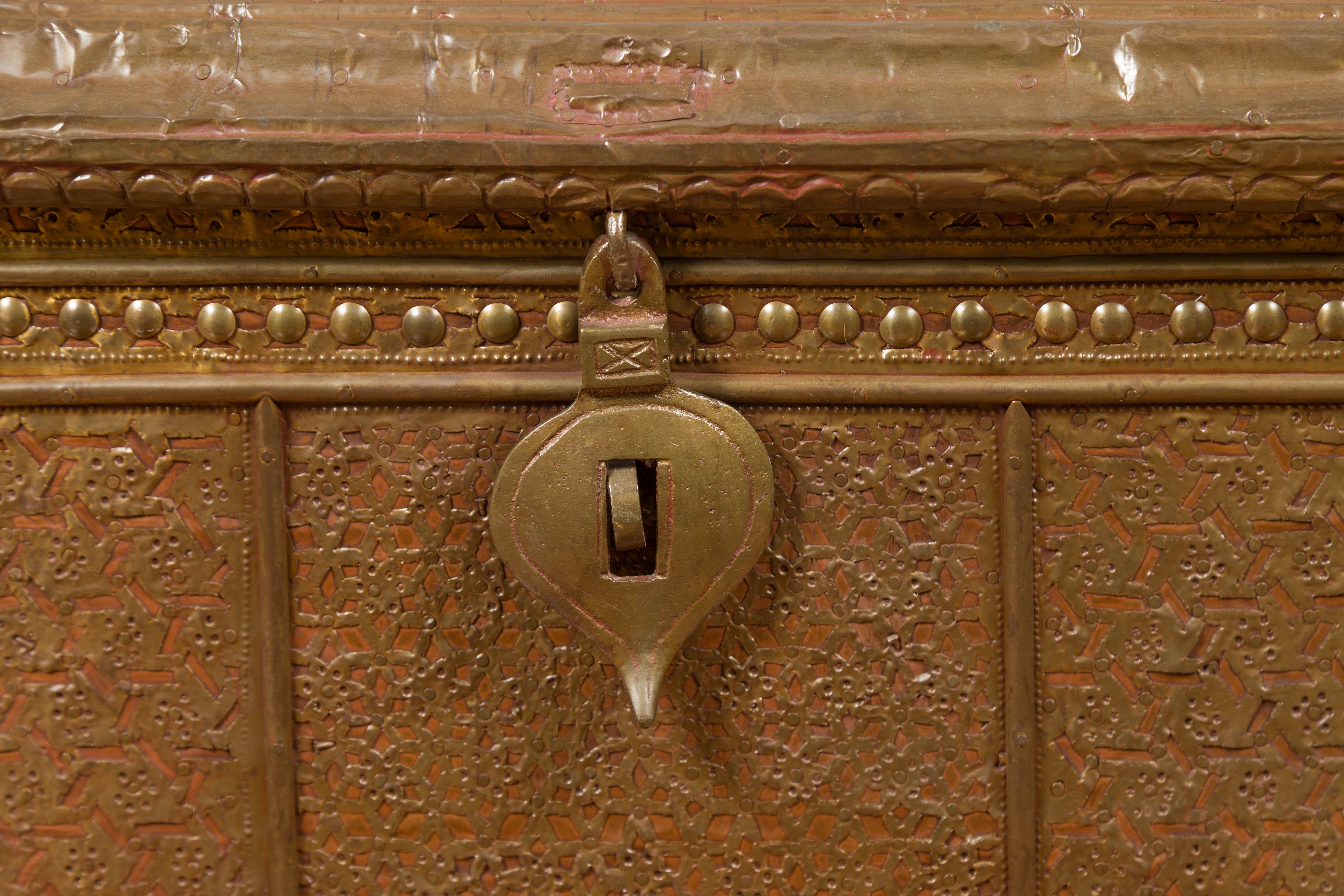 Ancien coffre à couvertures indien avec revêtement en bronze:: motifs géométriques et clous en vente 1