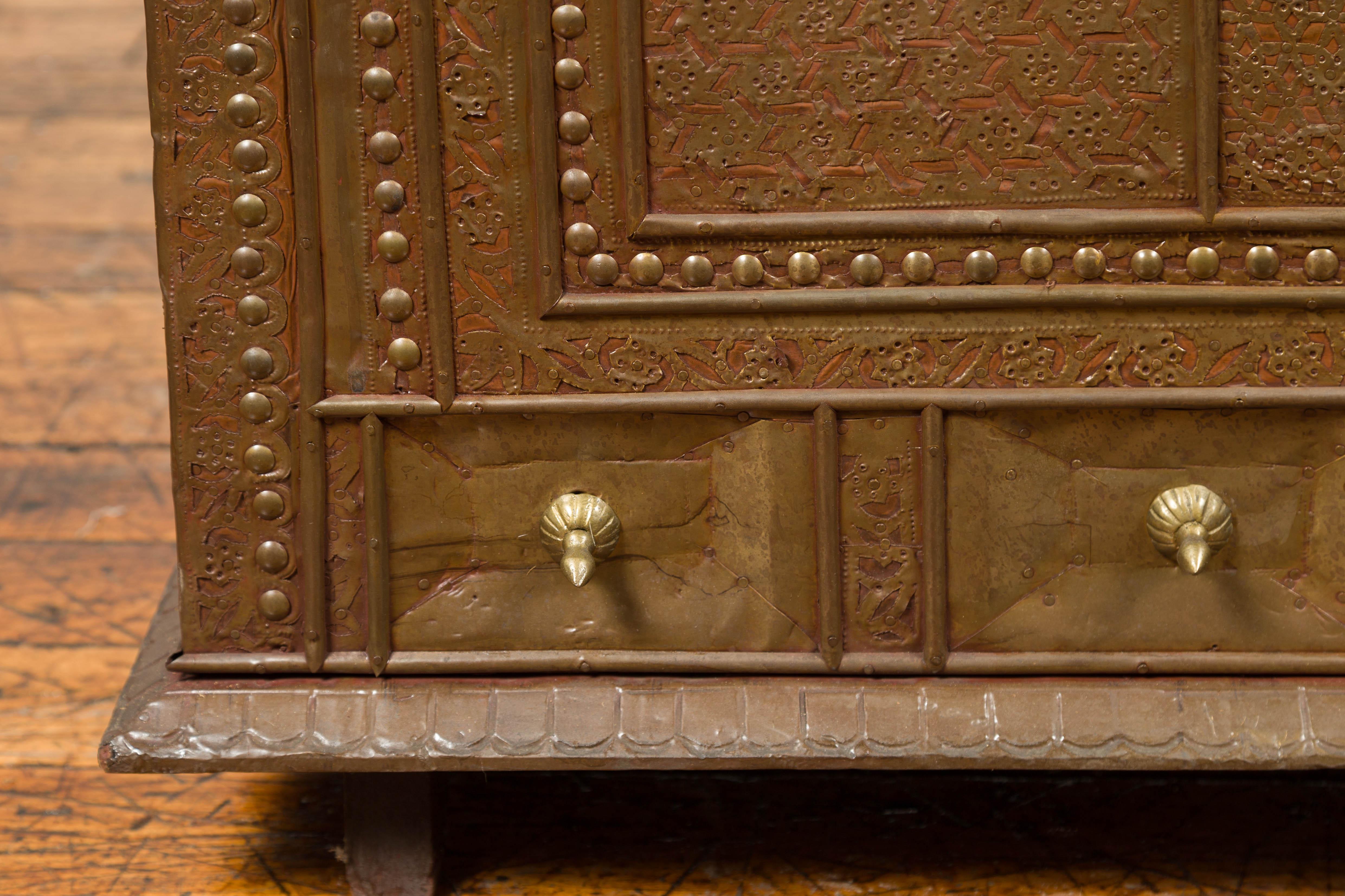 Ancien coffre à couvertures indien avec revêtement en bronze:: motifs géométriques et clous en vente 2
