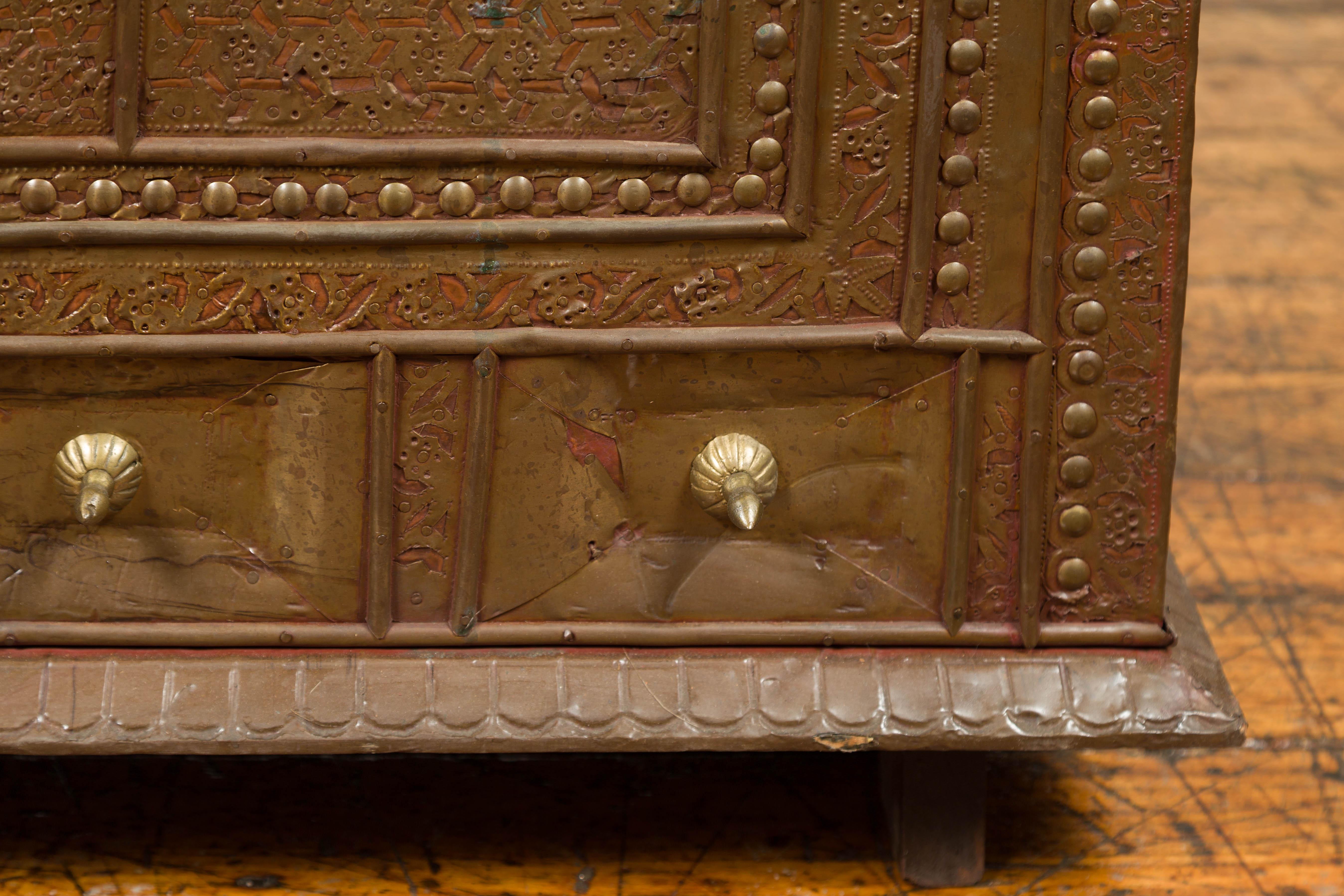 Ancien coffre à couvertures indien avec revêtement en bronze:: motifs géométriques et clous en vente 3