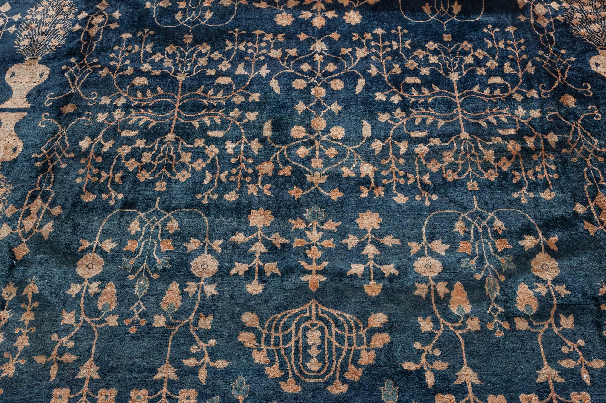 Antiker indischer botanischer marineblauer handgefertigter Wollteppich
Größe: 12'3