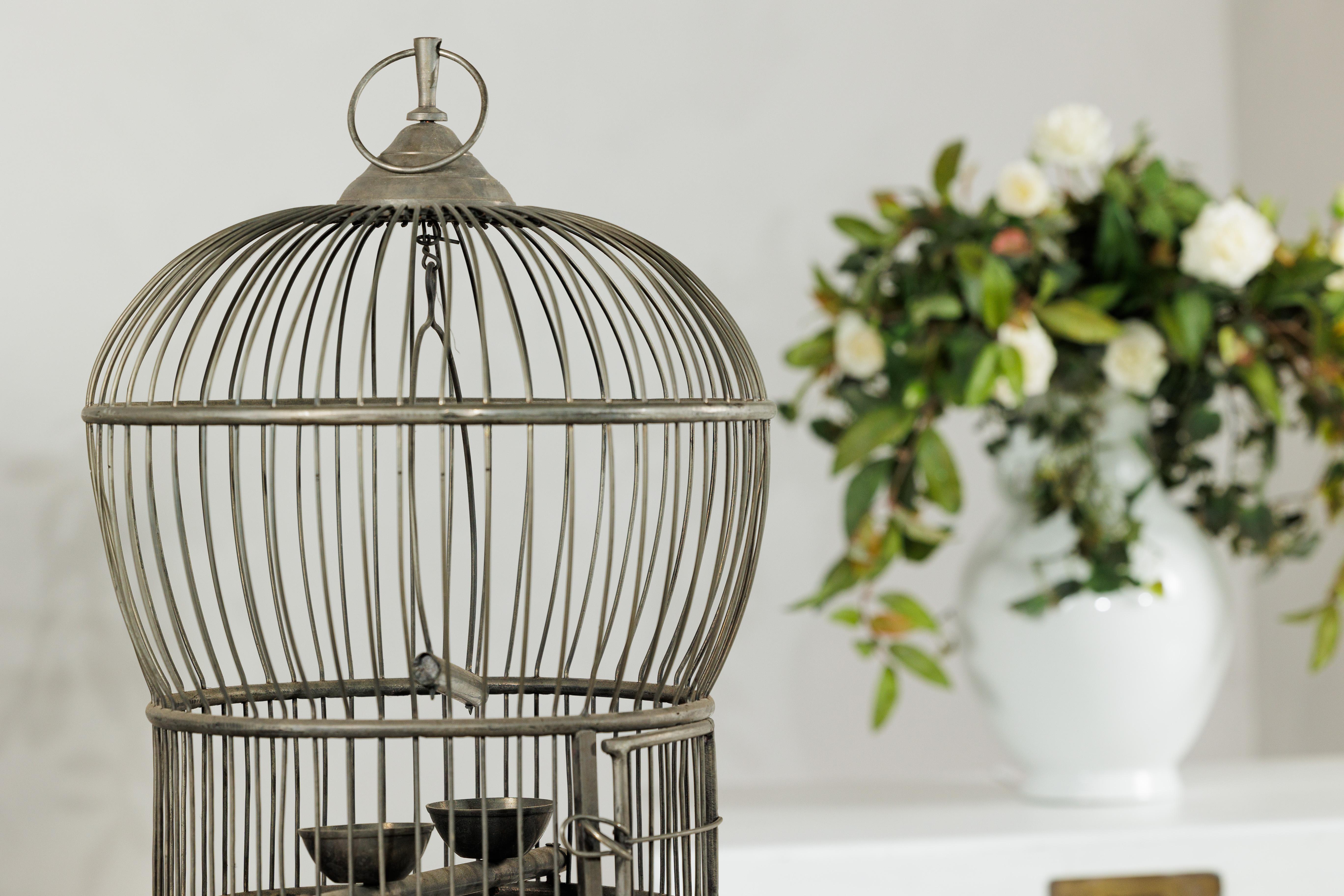 Antiker Vogelkäfig aus indischem Messing mit Montgolfière Form und durchbohrten Füßen im Angebot 5