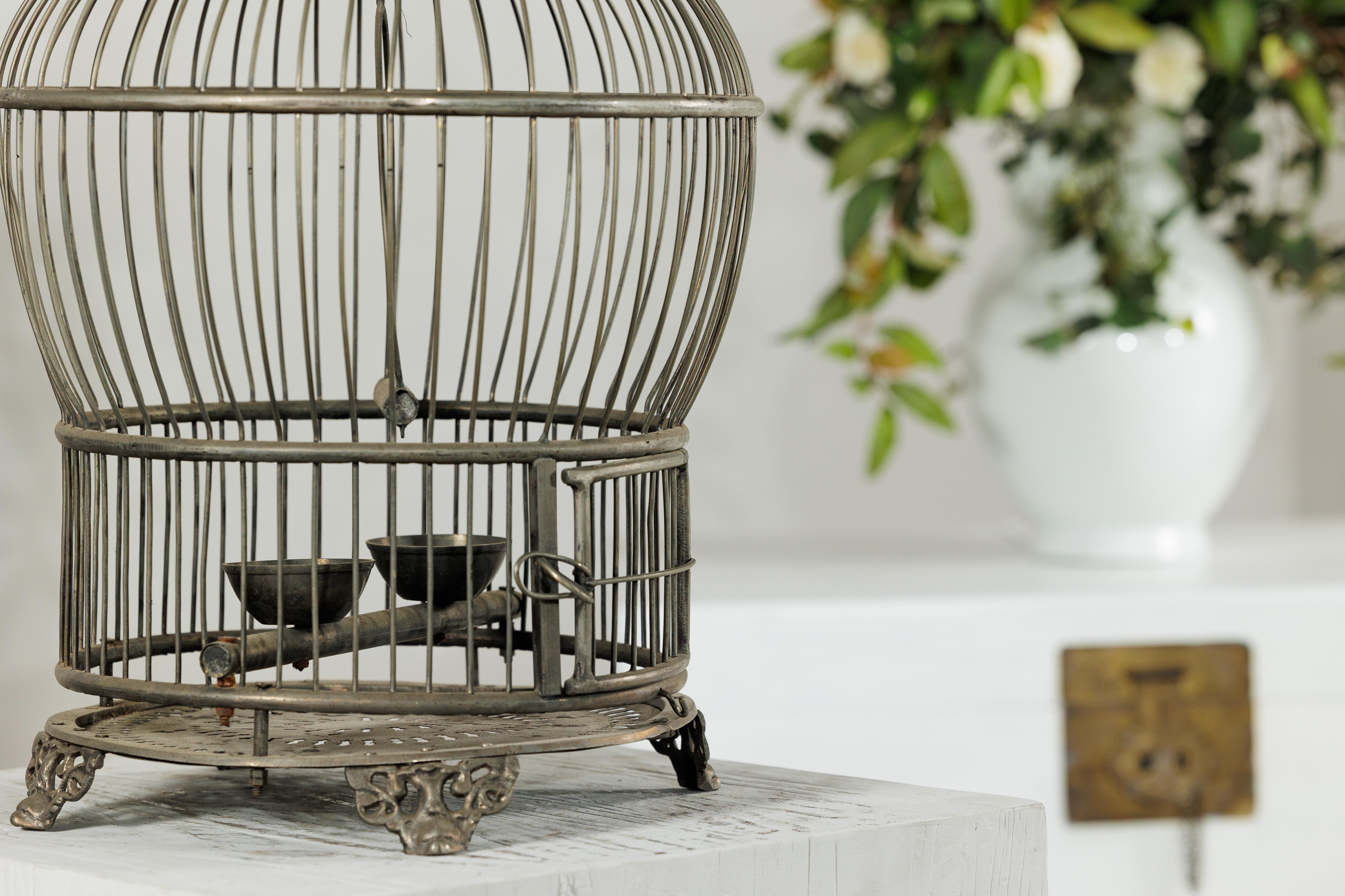 Antiker Vogelkäfig aus indischem Messing mit Montgolfière Form und durchbohrten Füßen im Angebot 6