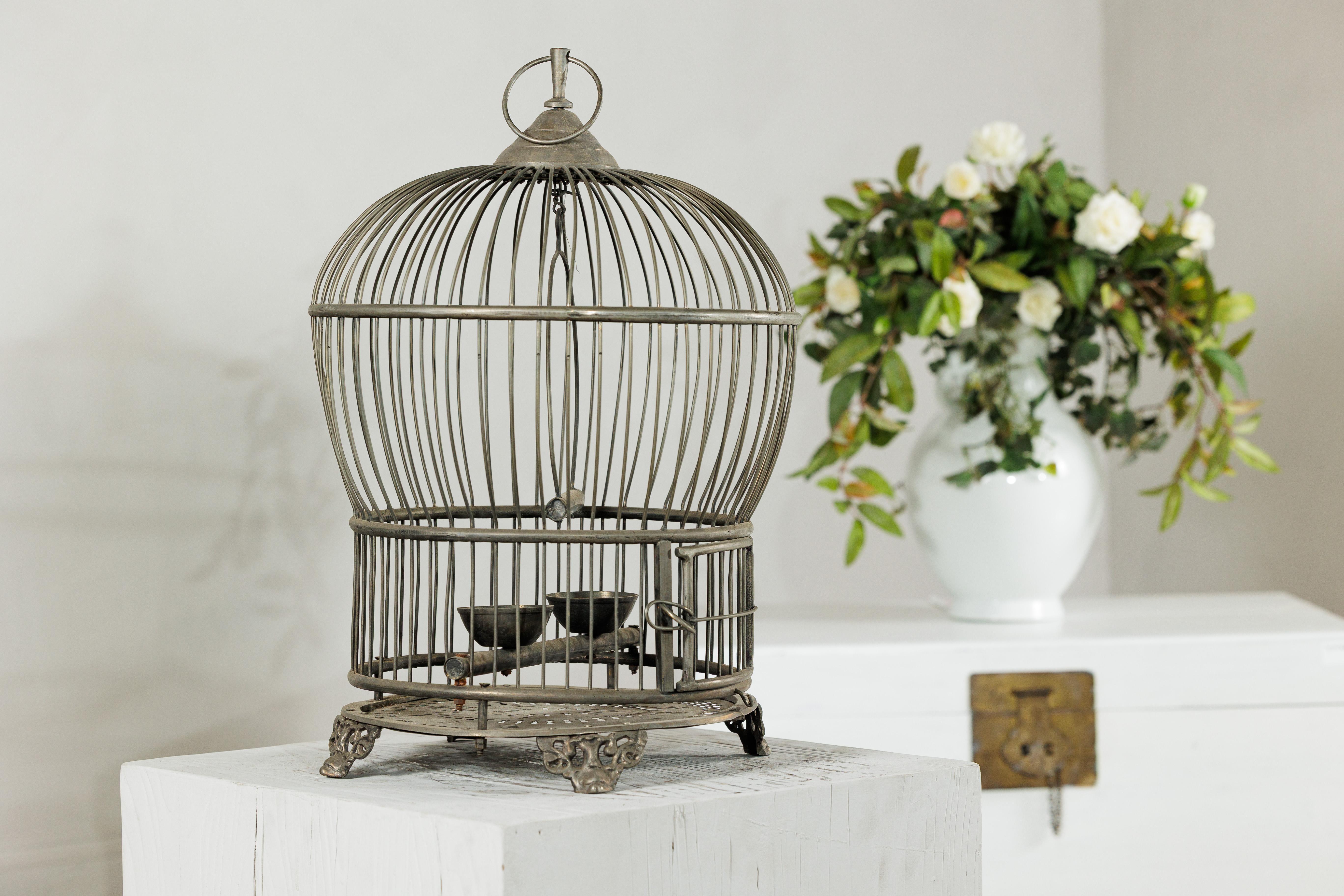 Antiker Vogelkäfig aus indischem Messing mit Montgolfière Form und durchbohrten Füßen im Angebot 7