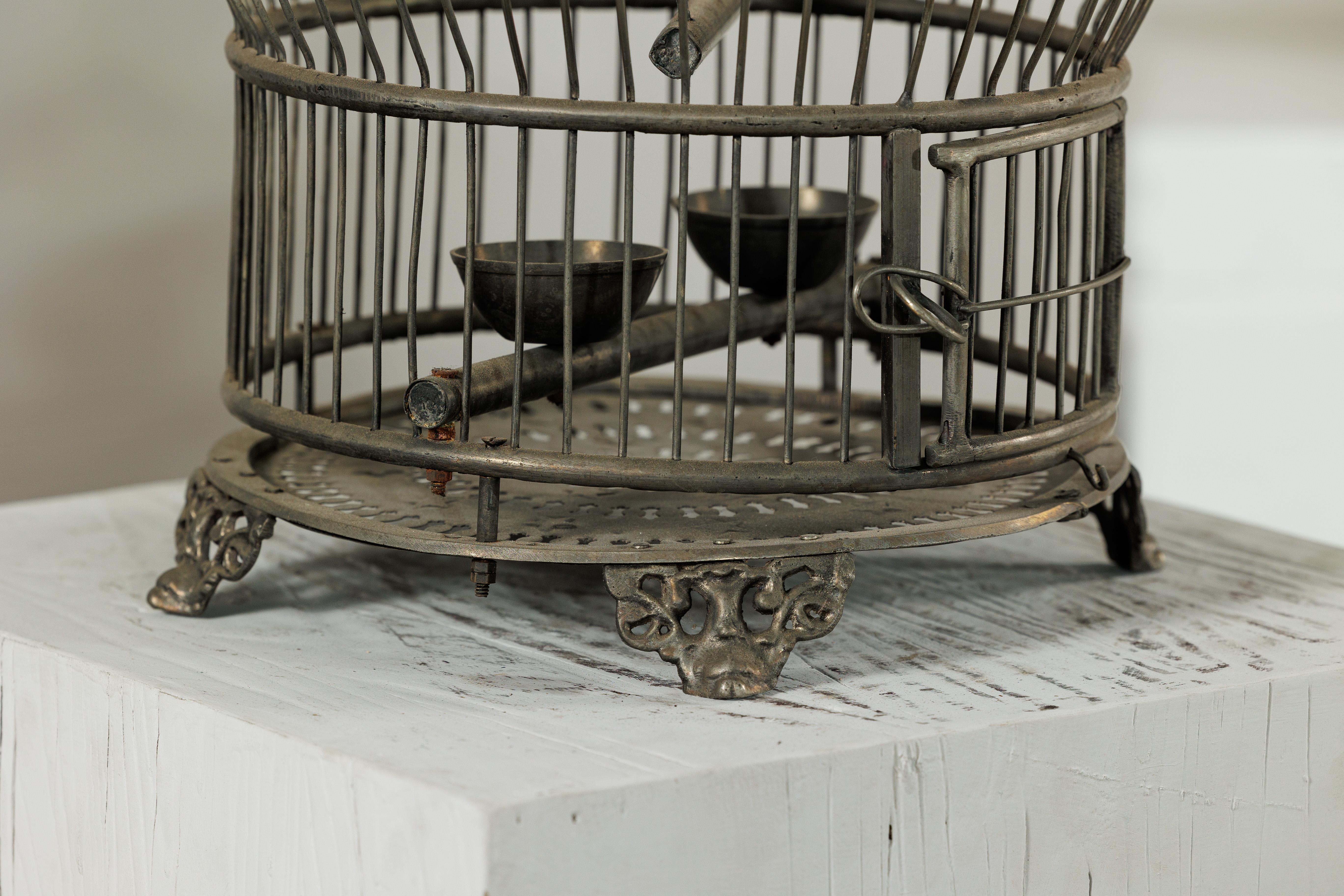 Antiker Vogelkäfig aus indischem Messing mit Montgolfière Form und durchbohrten Füßen im Angebot 8