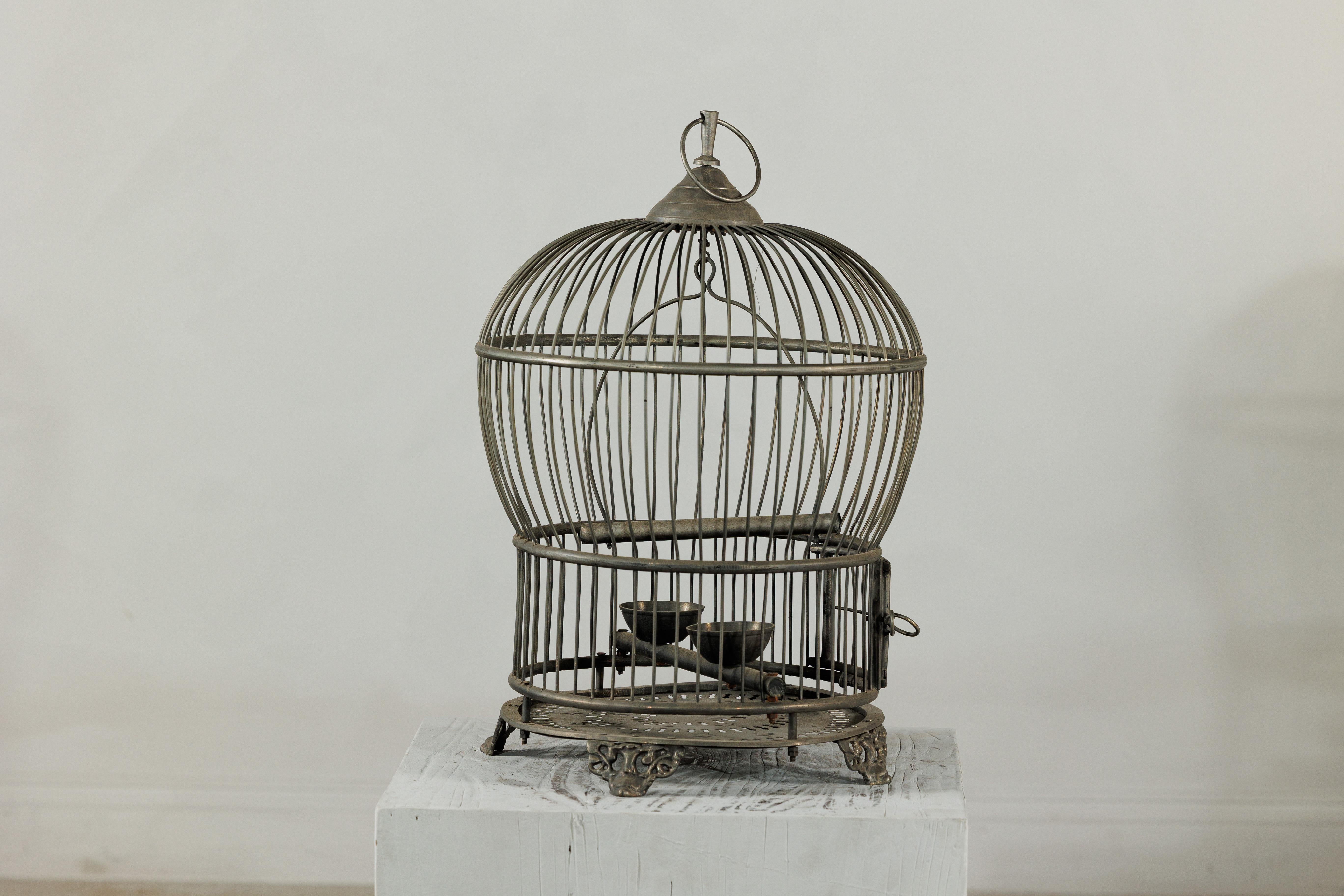 Antiker Vogelkäfig aus indischem Messing mit Montgolfière Form und durchbohrten Füßen im Angebot 9