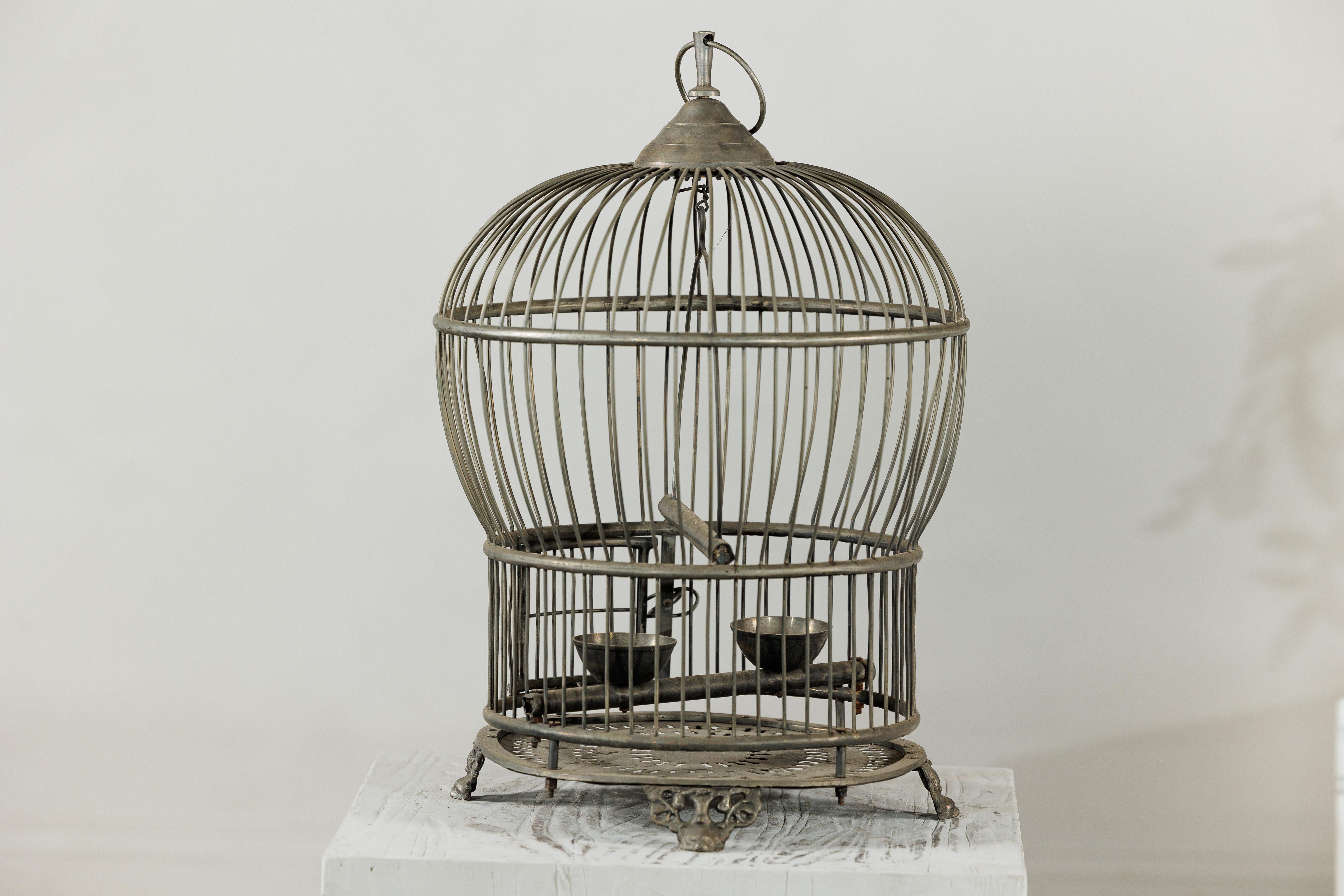 Antiker Vogelkäfig aus indischem Messing mit Montgolfière Form und durchbohrten Füßen im Angebot 10